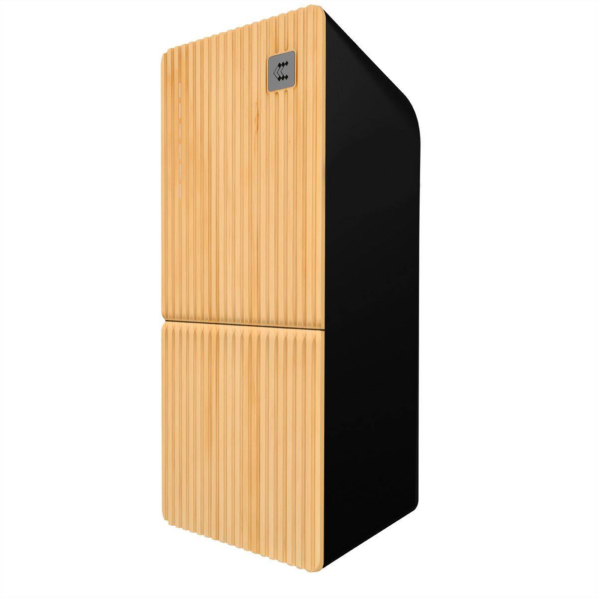 Hoher zweitüriger Schrank mit gerippten Frontpaneelen aus hellem Holz und einer schwarzen Seite, dargestellt auf weißem Hintergrund.
