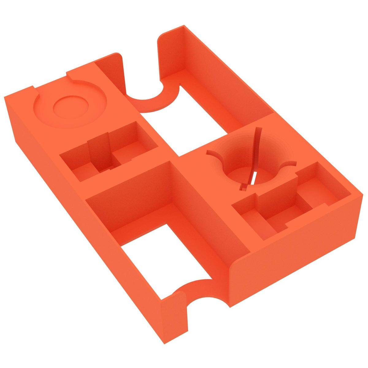 Orange-farbige 3D-Kunststoffform oder Tablett mit mehreren vertieften Fächern, in schräger Ansicht auf weißem Hintergrund dargestellt.