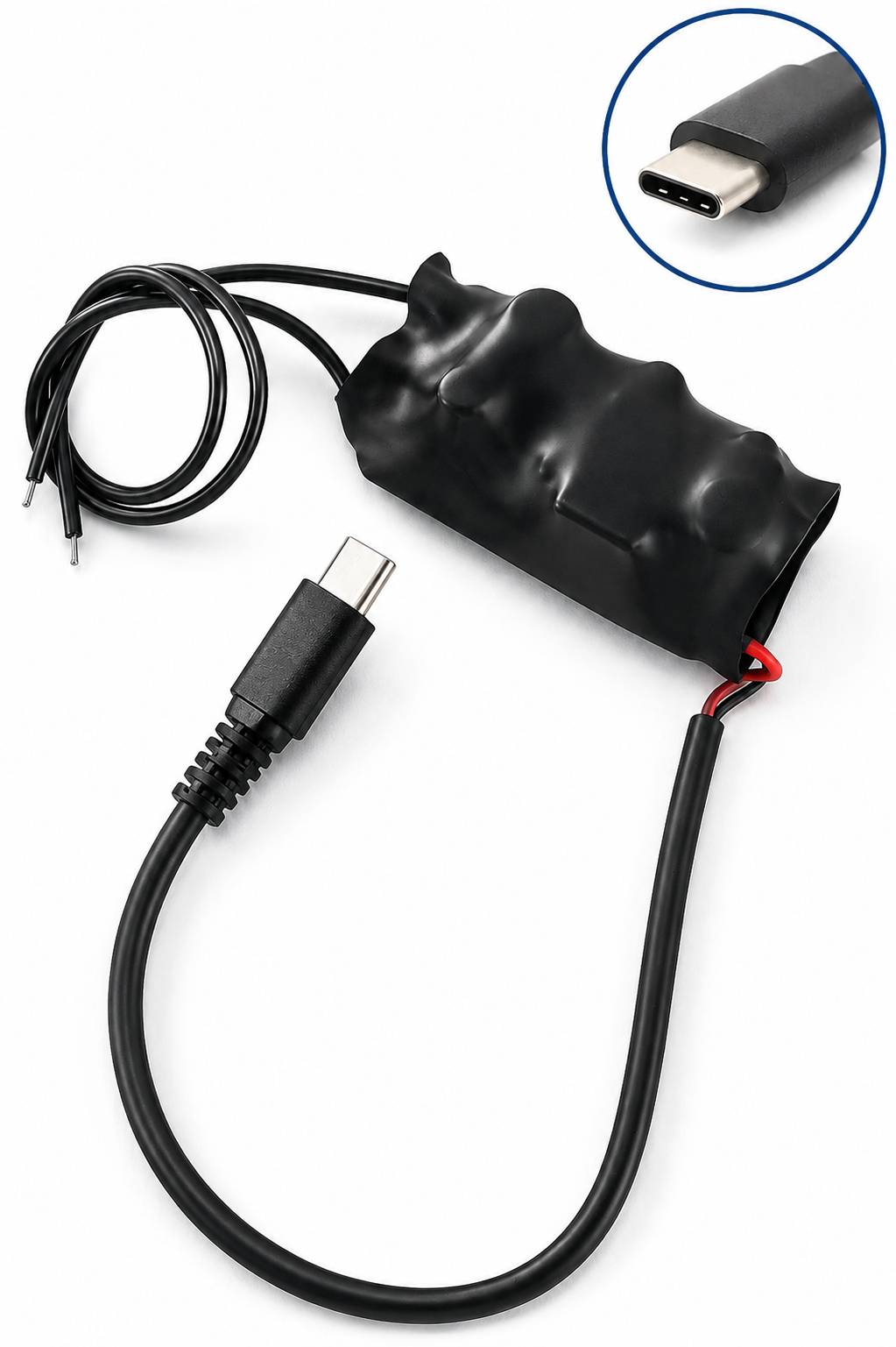 USB-C-Ladekabel mit schwarzem isoliertem Verbindungsstecker und freigelegten Drähten an einem Ende, gezeigt als Nahaufnahme-Produktbild mit einer Vergrößerung des USB-C-Steckers.