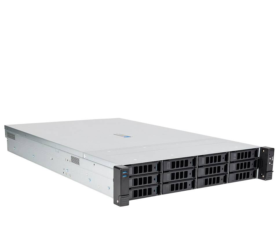 Vorderansicht eines silbernen, rackmontierten Servers mit mehreren Hot-Swap-Laufwerkschächten auf weißem Hintergrund.