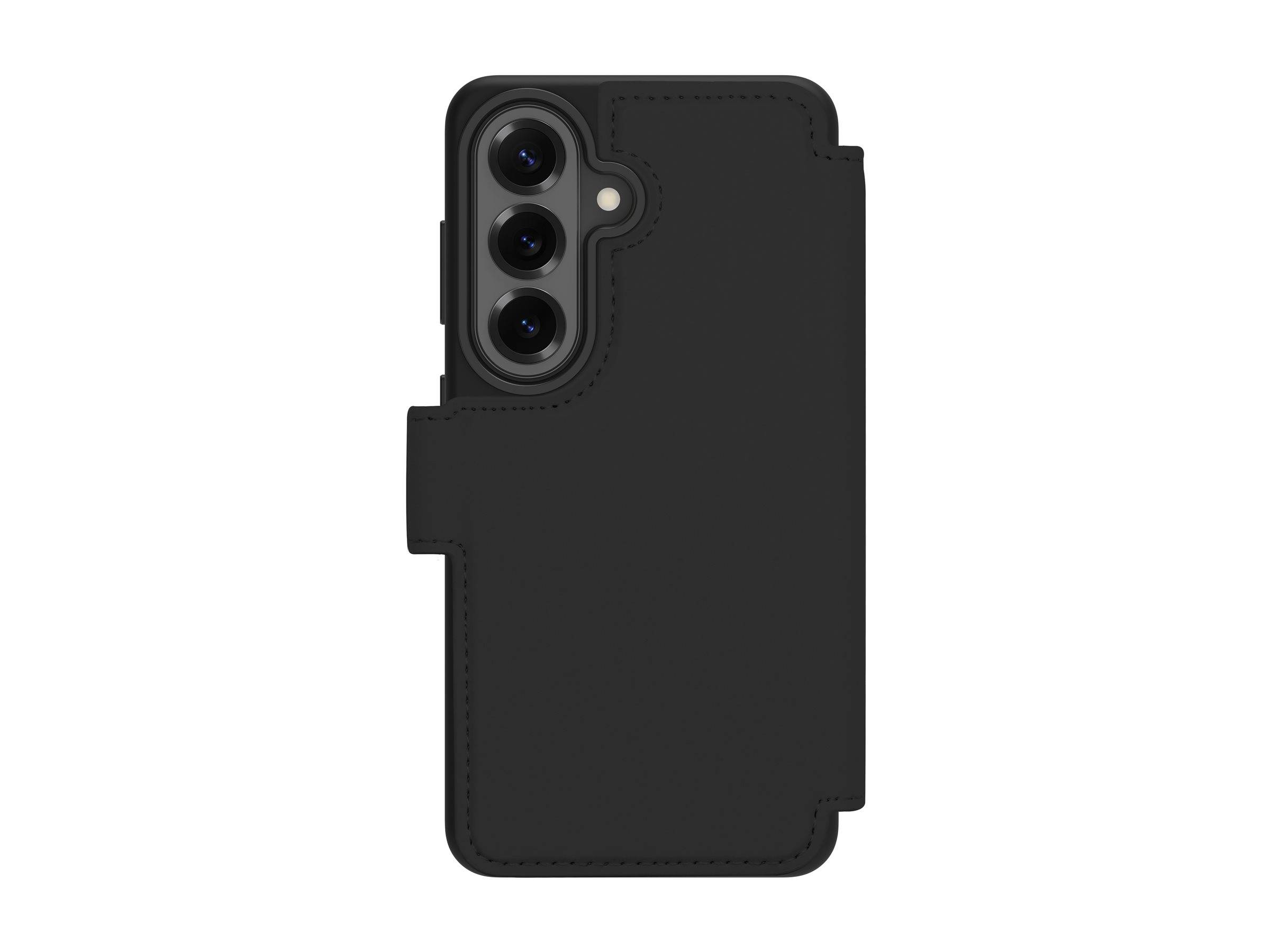 Schwarze Leder-Handytasche mit Ausschnitt für ein Smartphone mit Dreifachkamera, Vorderansicht auf weißem Hintergrund.