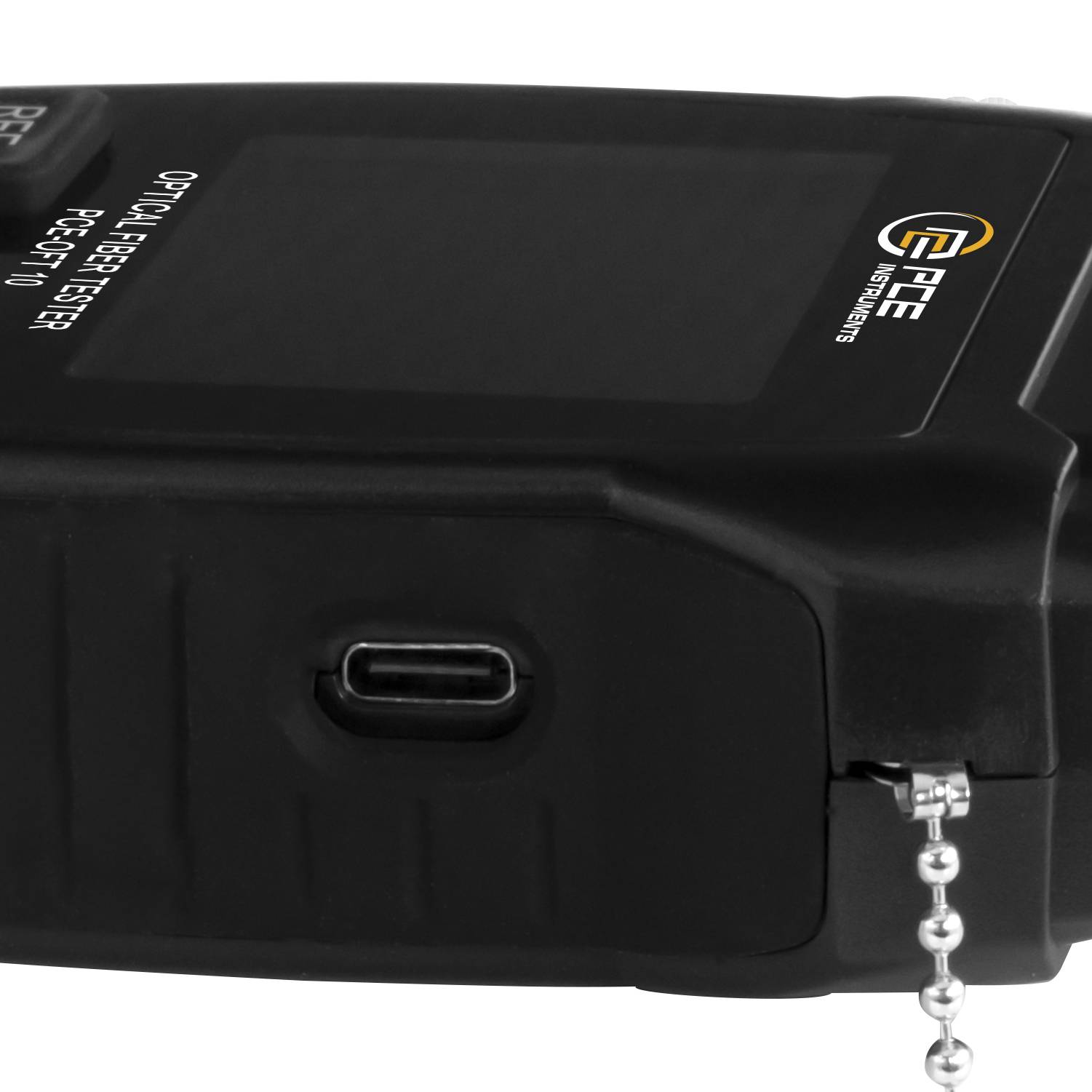 Nahaufnahme eines schwarzen optischen Fasertester-Geräts mit USB-C-Anschluss, Seitenabdeckung und Kettenverbindung.