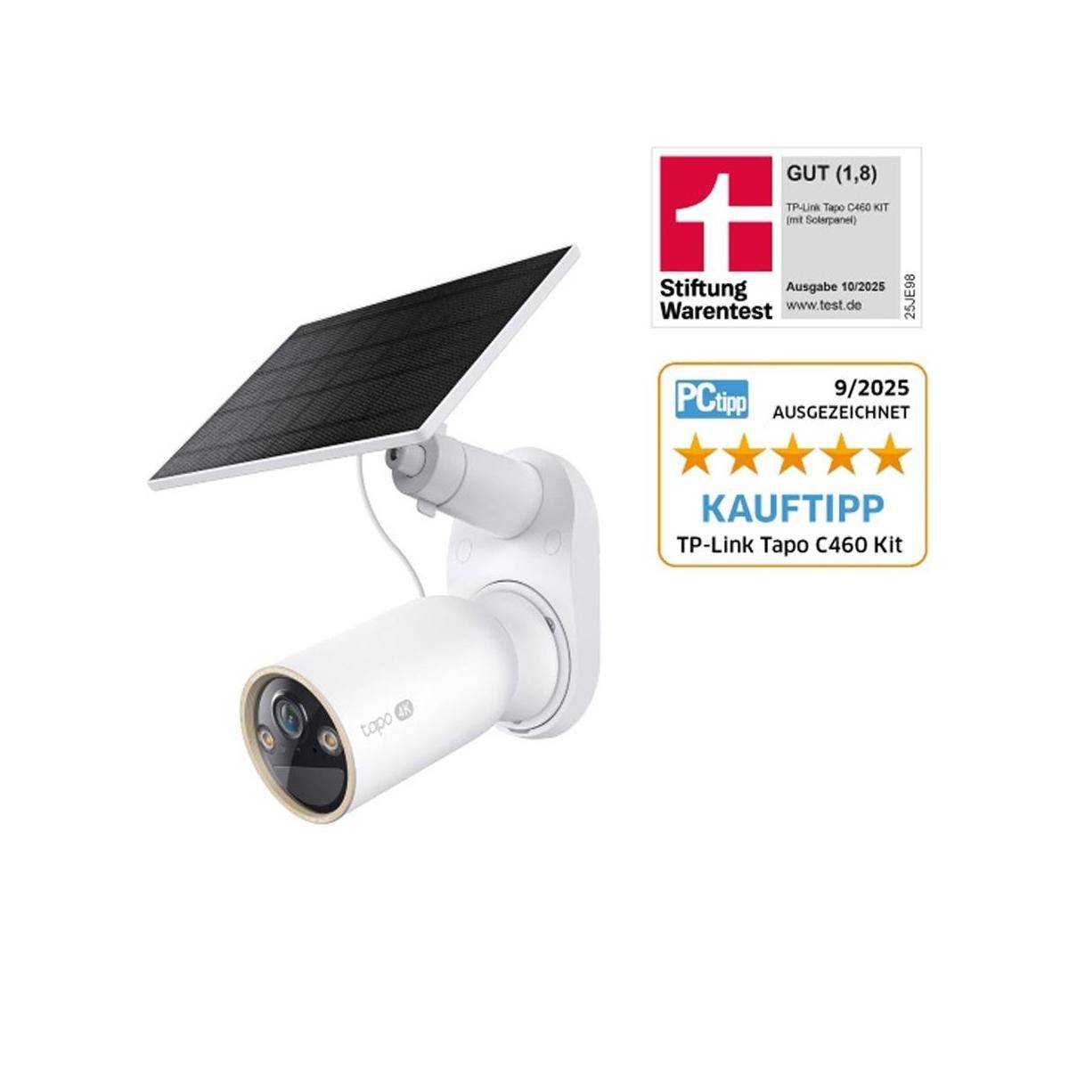 Weiße TP-Link Tapo Außensicherheitskamera mit angebrachtem Solarpanel, dargestellt mit Stiftung Warentest und PCtipp-Auszeichnungsbadges.