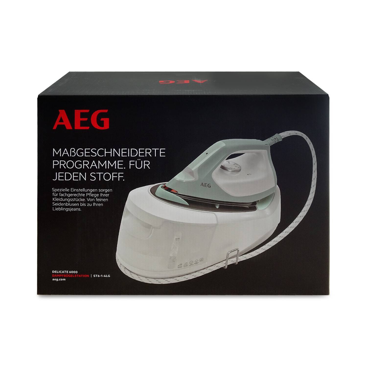 AEG Dampfbügeleisen auf schwarzer Produktbox mit deutschem Text „MASSGESCHNEIDERTE PROGRAMME. FÜR JEDEN STOFF.