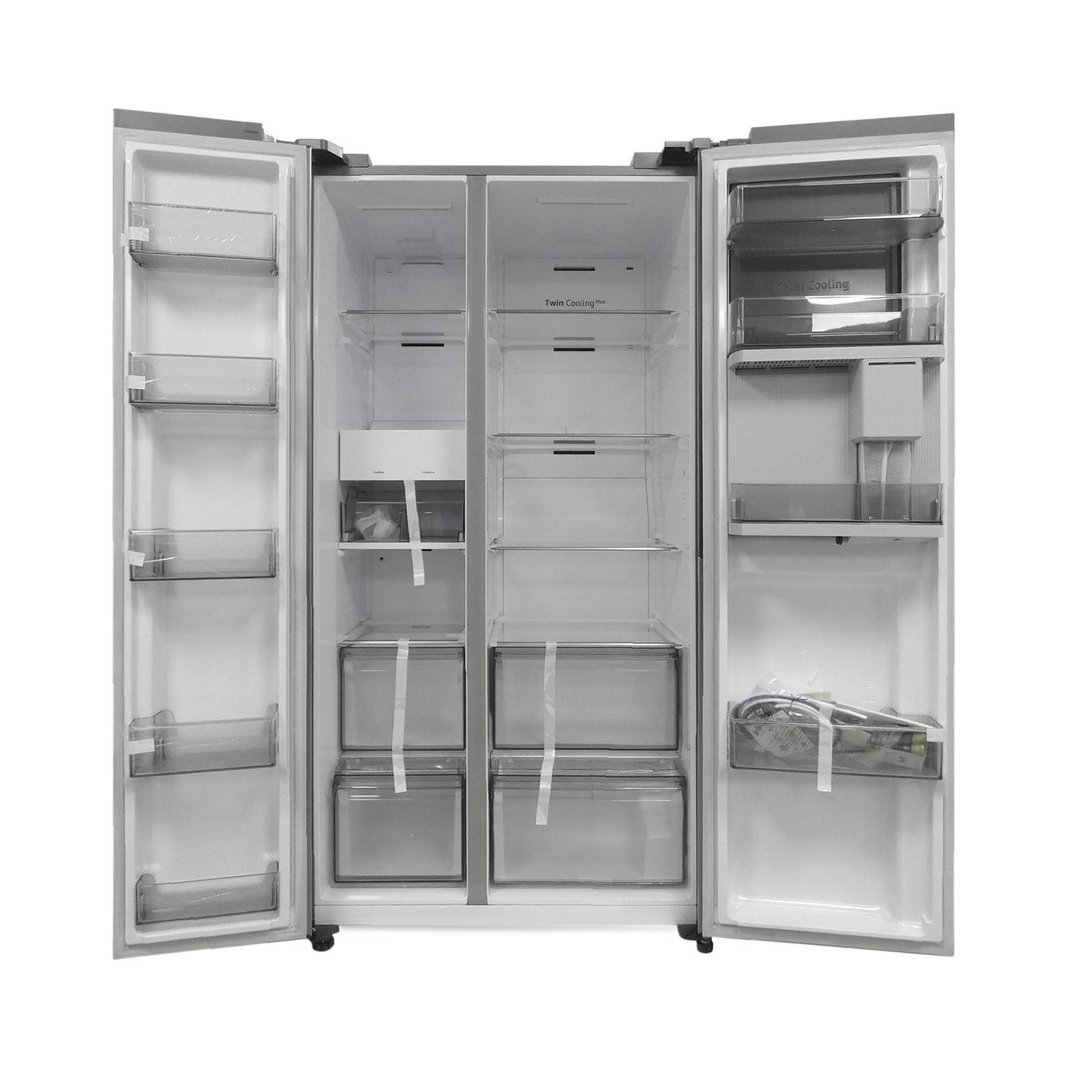 Dreittüriger Kühlschrank mit leeren Fächern und Schubladen, der Innenlagerflächen und Türregale zeigt.