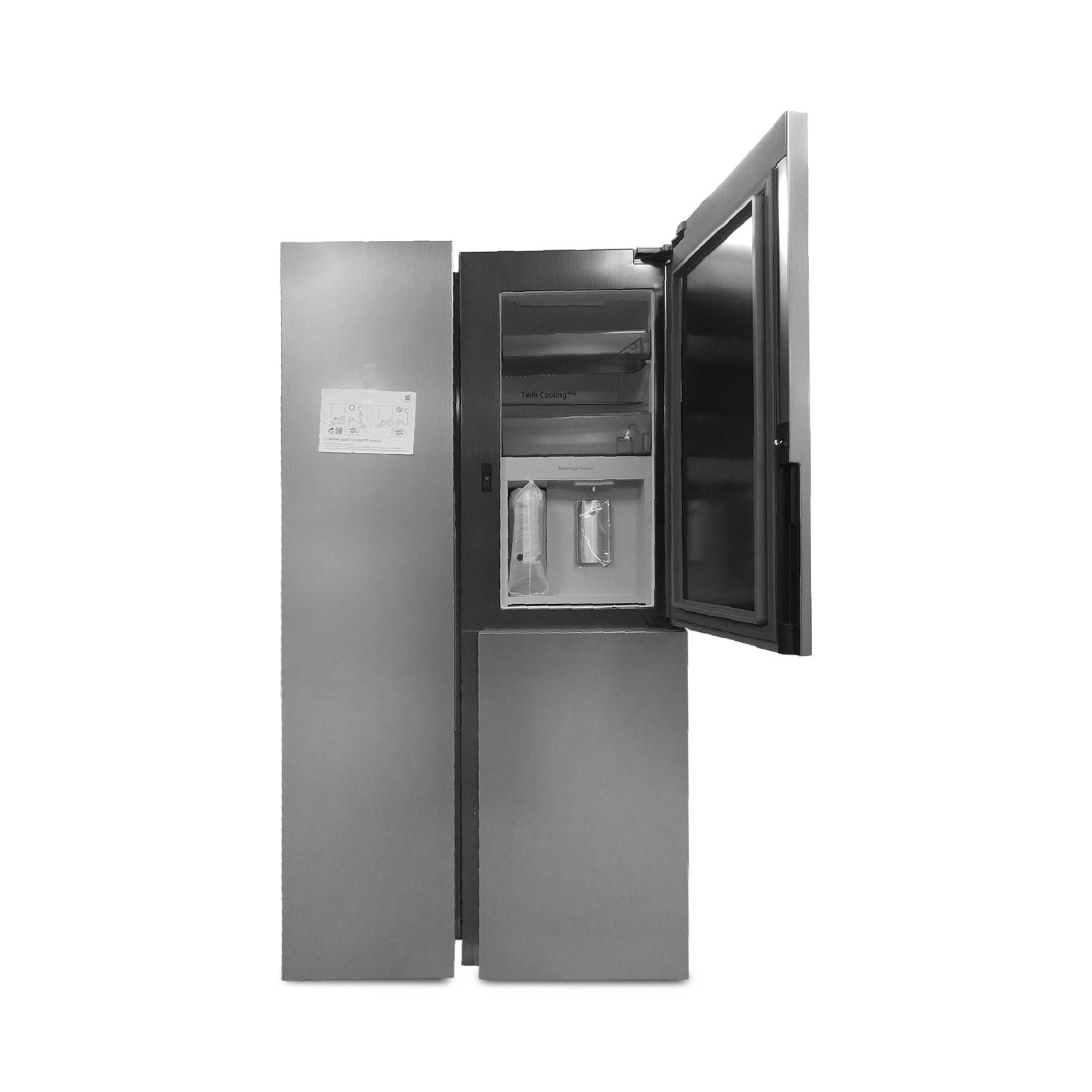 Kühlschrank mit geöffneter rechter Tür, die Innenregale und Gegenstände im Inneren zeigt.