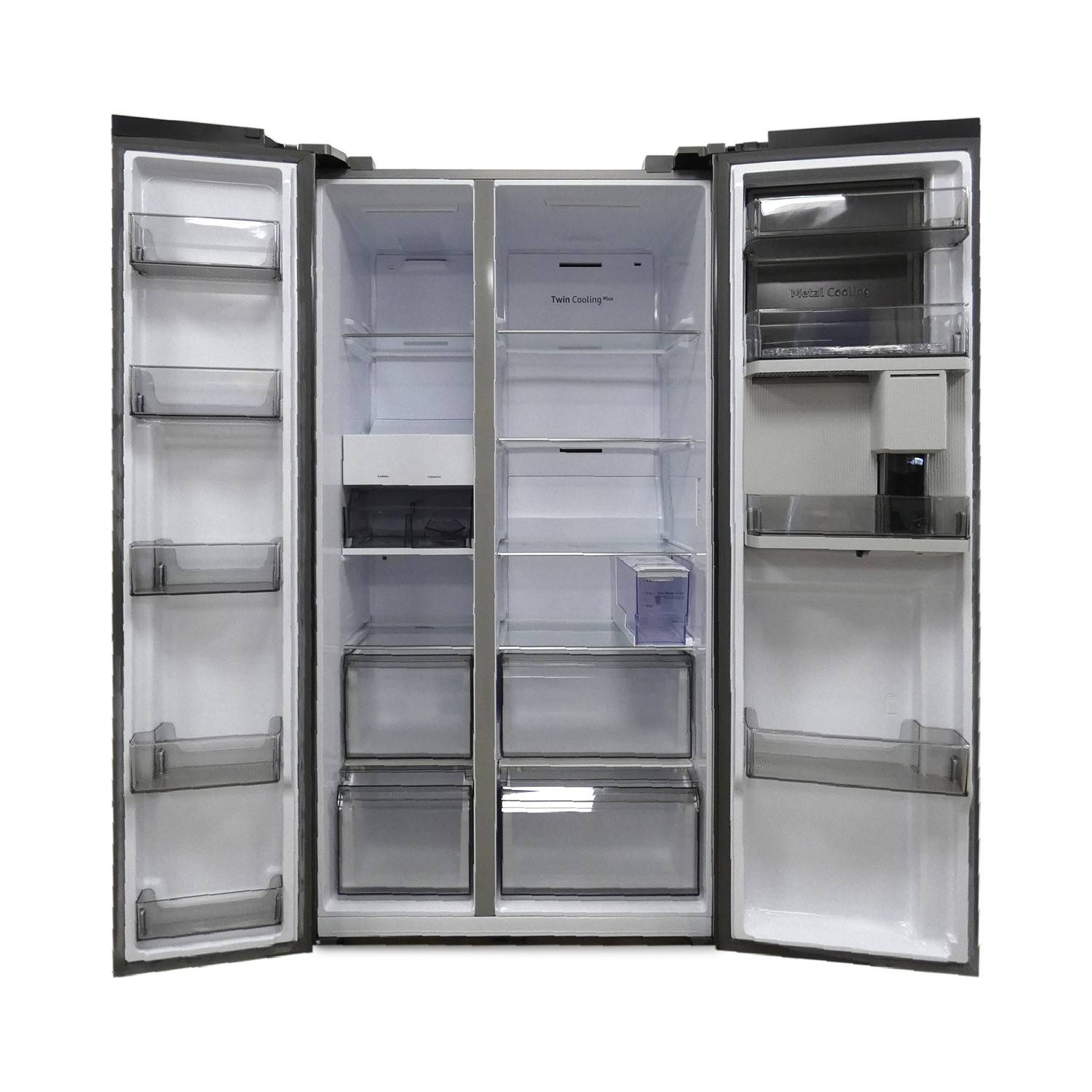 Offener leerer Kühlschrank mit Doppeltüren und mehreren transparenten Regalen, von vorne auf weißem Hintergrund abgebildet.