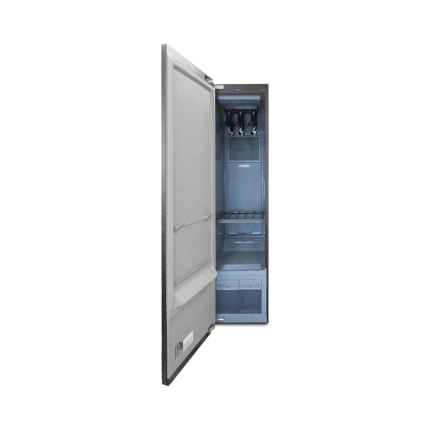 Offenes Schaltschrank mit leicht geöffneter Tür, die interne Verdrahtung und Komponenten in einem grauen Metallgehäuse zeigt.