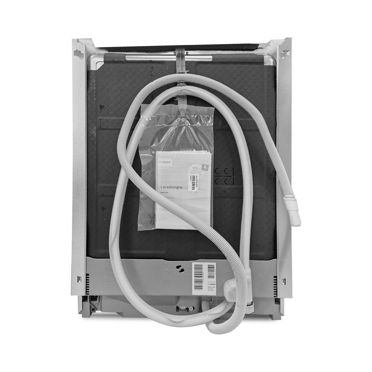 Rückseite eines Geschirrspülers mit angebrachten Schläuchen und Stromkabel, wobei Installationsverpackung und Etiketten sichtbar sind.