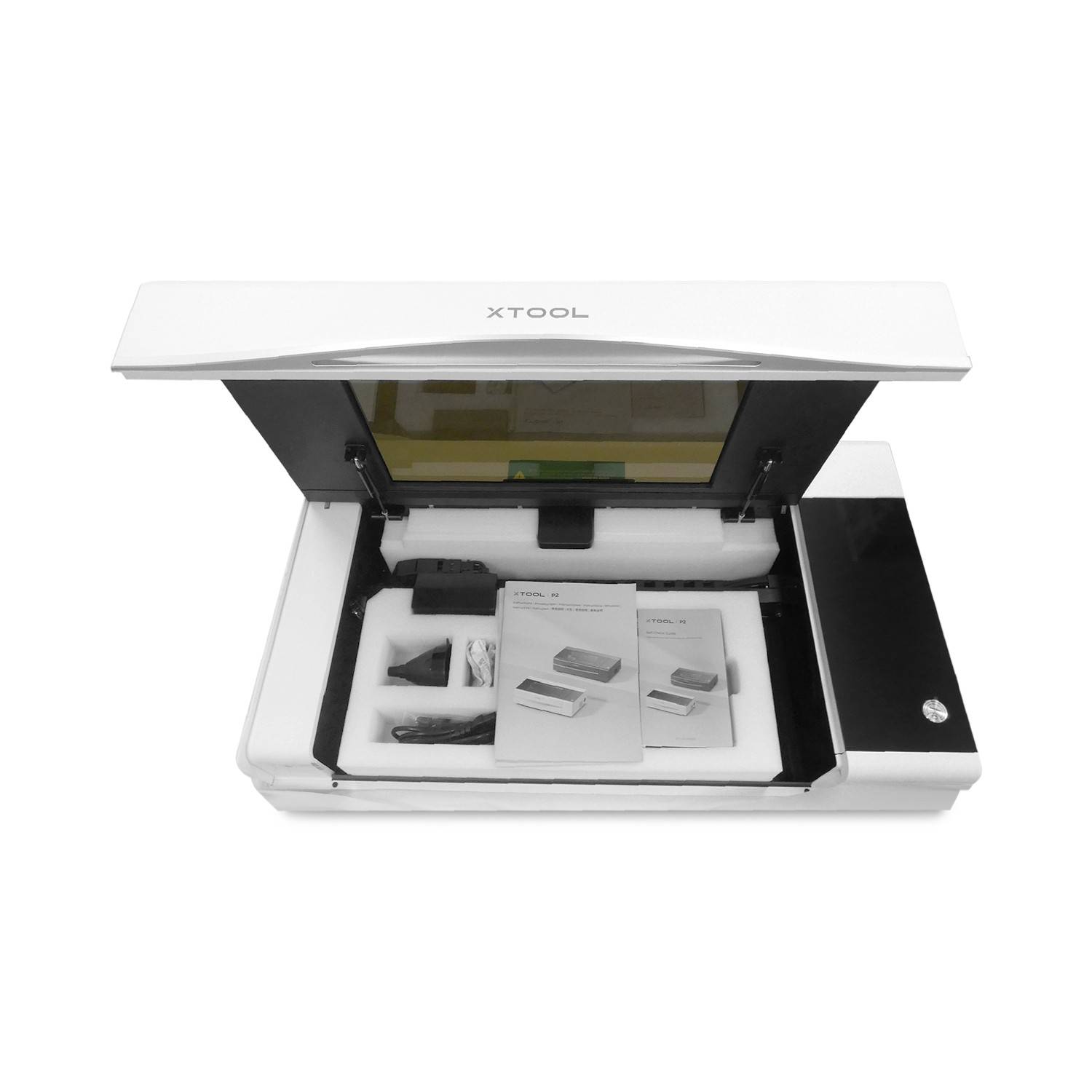 Öffnen Sie den xTool Desktop-Scanner oder die Graviermaschine und zeigen Sie ihr Inneres mit Handbüchern und Zubehör im Inneren.