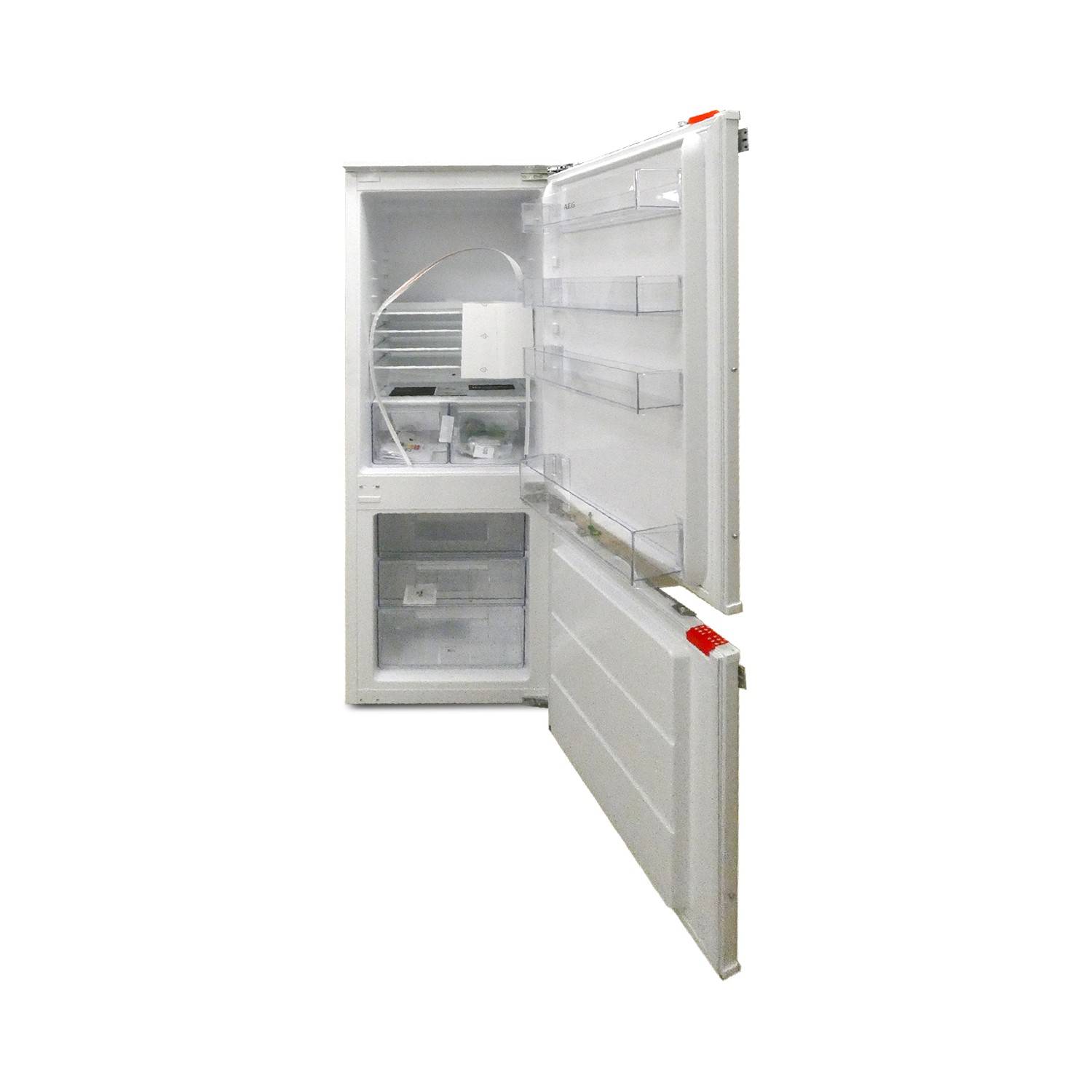 Leerer Kühlschrank mit weit geöffneter Tür, die Innenregale und das Gefrierfach auf weißem Hintergrund zeigend