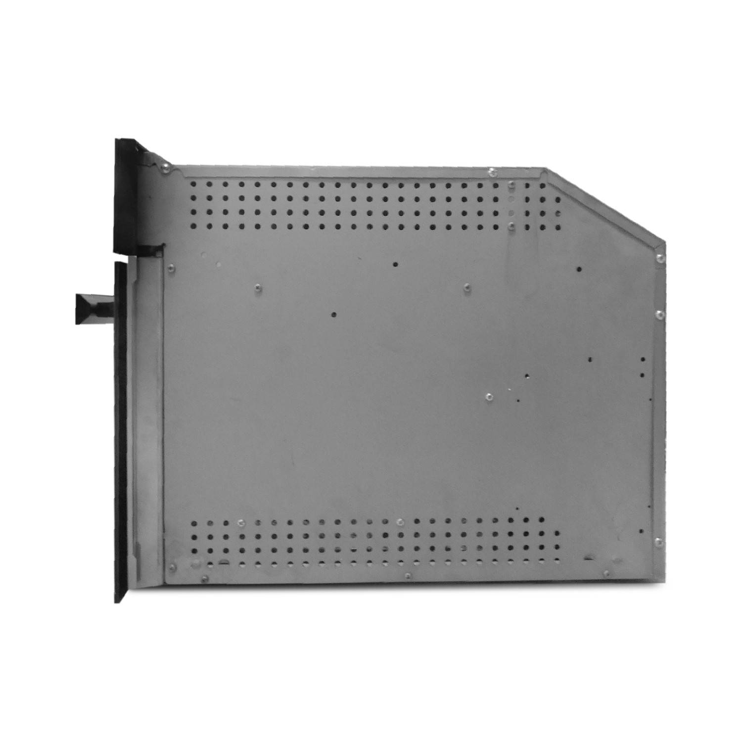 Seitenansicht eines grauen Metallschranks für Elektroinstallationen oder wandmontierten Kastens mit Belüftungslöchern und einem vorstehenden Verschluss auf weißem Hintergrund.