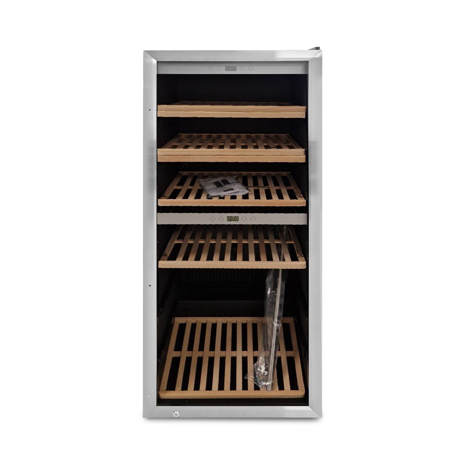 Hoher Weinkühler aus Edelstahl mit fünf Holzregalen, ein Regal mit Flaschen und ein weiteres Regal mit einer verpackten Flasche oder einem Zubehörteil.