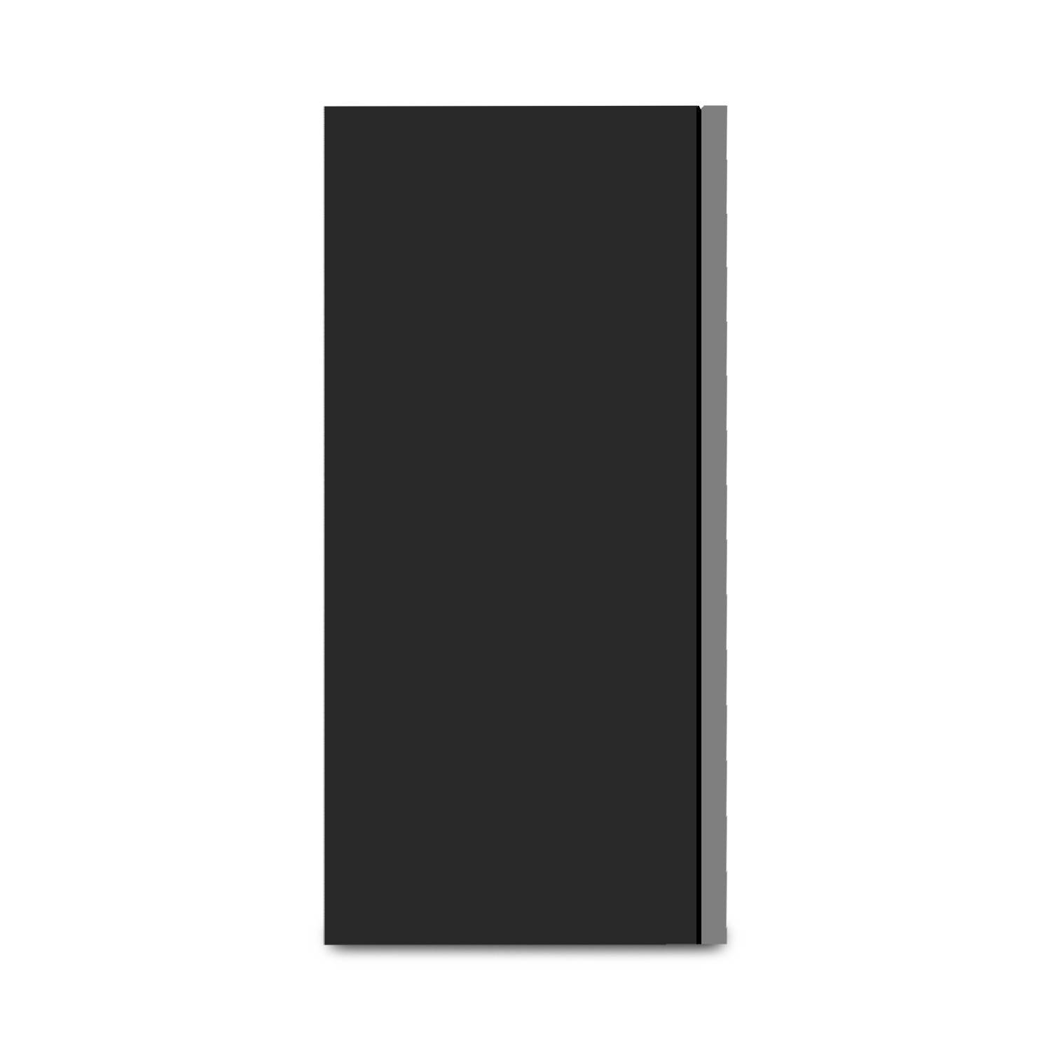 Schwarzes rechteckiges Panel oder geschlossenes Buch aufrecht auf weißem Hintergrund mit dünner grauer Kante/Schatten auf der rechten Seite
