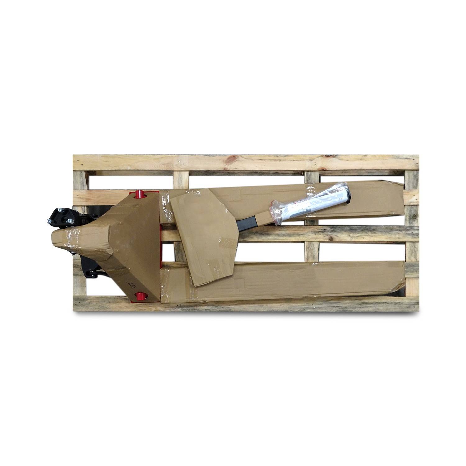 Ein aus Pappe und Klebeband gefertigtes, selbstgebautes Modell auf einer Holzpalette montiert, das einem kleinen Raketen- oder Flugzeugprototyp ähnelt.