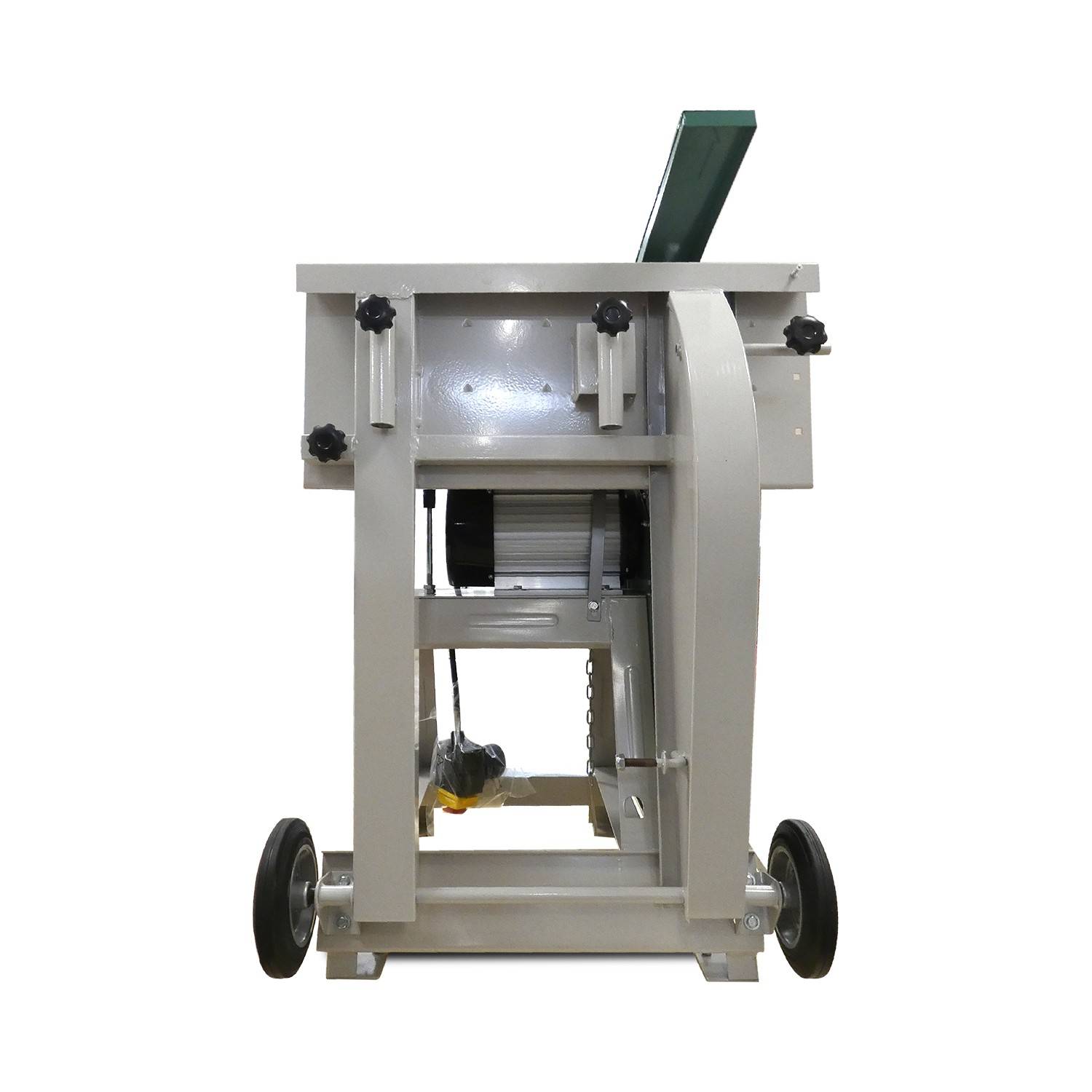 Frontansicht einer kleinen fahrbaren Metallmaschine mit einem Trichter und einem zentralen Motor, wahrscheinlich eine tragbare Mühle oder ein Brecher, gezeigt vor weißem Hintergrund.