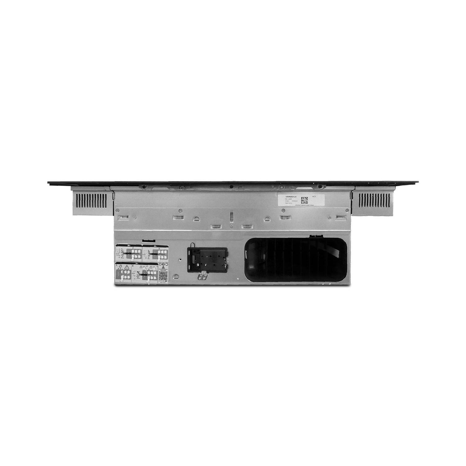 Rückansicht eines flachen elektronischen Geräts mit Befestigungslaschen, Lüftungsgittern, Anschlüssen und Zugriffsklappen.