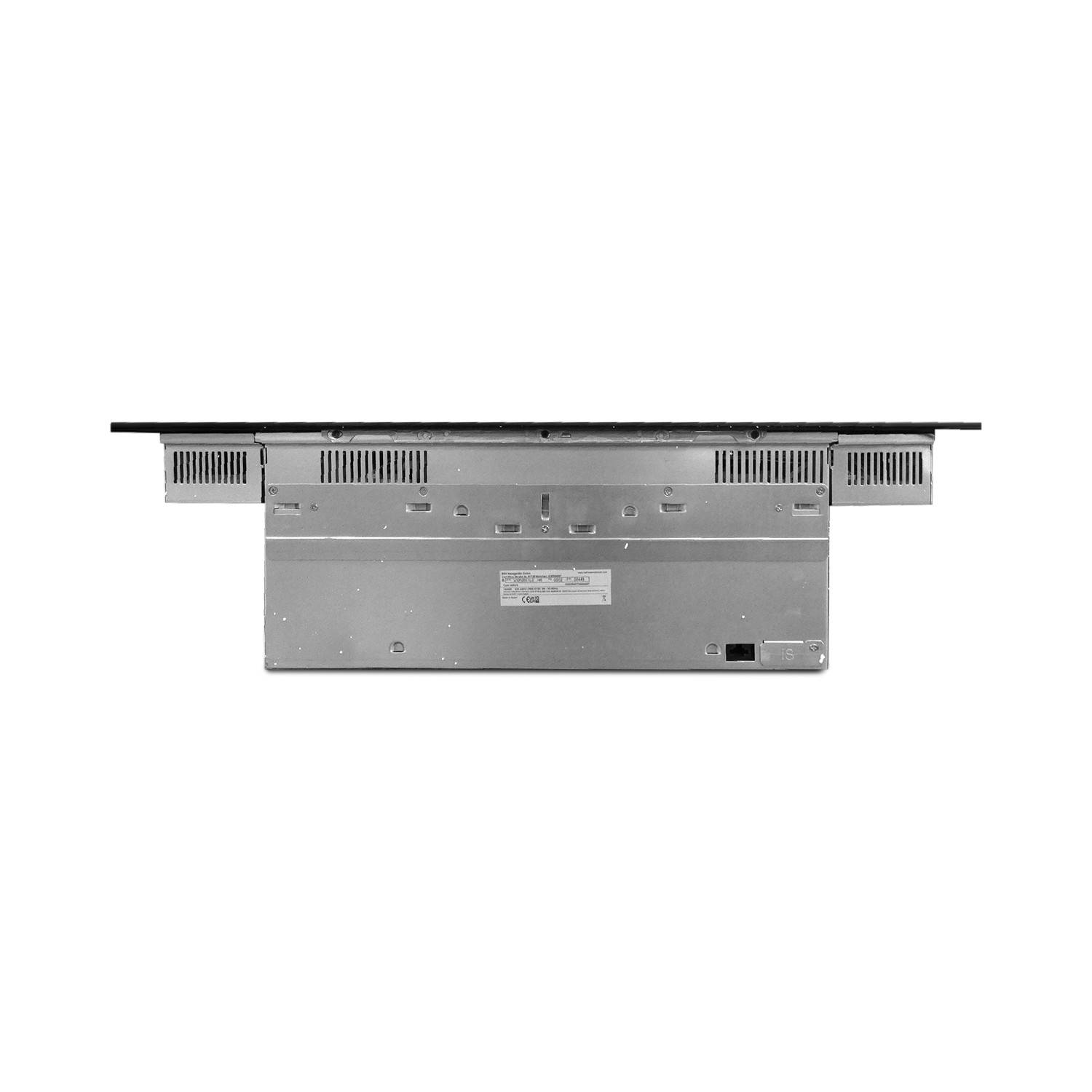 Unteransicht eines rechteckigen elektronischen Geräts mit Lüftungsschlitzen und einem zentralen Etikett, dargestellt vor weißem Hintergrund.