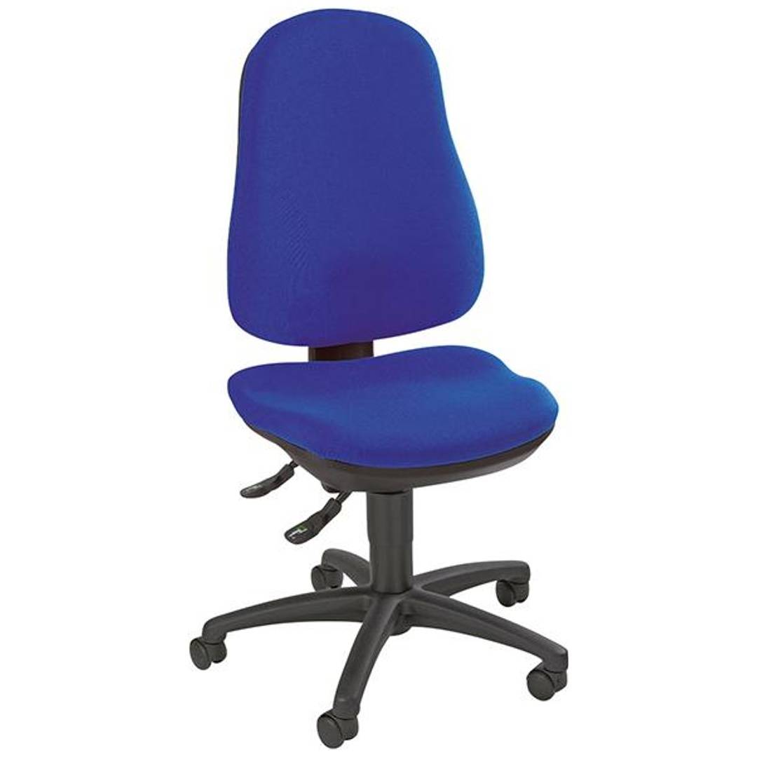 Blauer Bürostuhl mit Polsterung, schwarzem verstellbarem Gestell und fünf Laufrollen auf weißem Hintergrund.