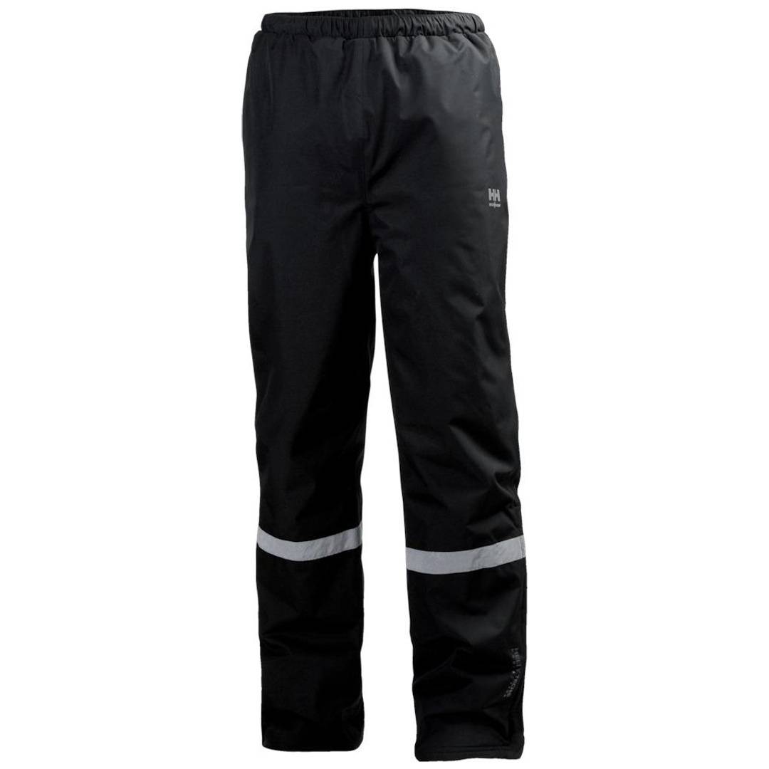 Schwarze wasserdichte Hosen mit elastischem Bund und reflektierenden Bändern in der Nähe der Unterschenkel, auf weißem Hintergrund dargestellt.