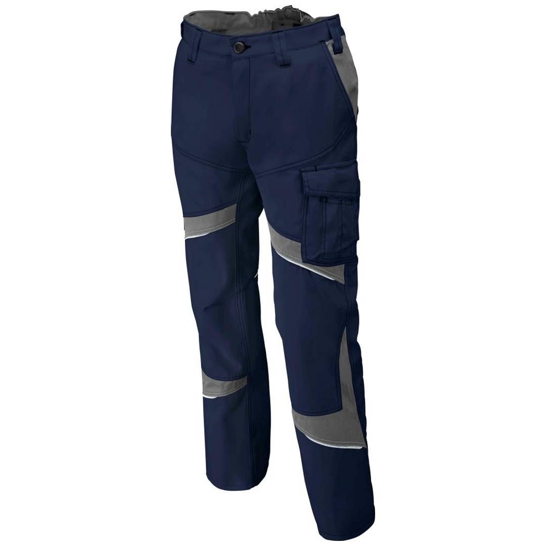 Marineblaue Arbeitshose mit reflektierenden grauen Streifen und Cargotasche, isoliert auf weißem Hintergrund dargestellt.