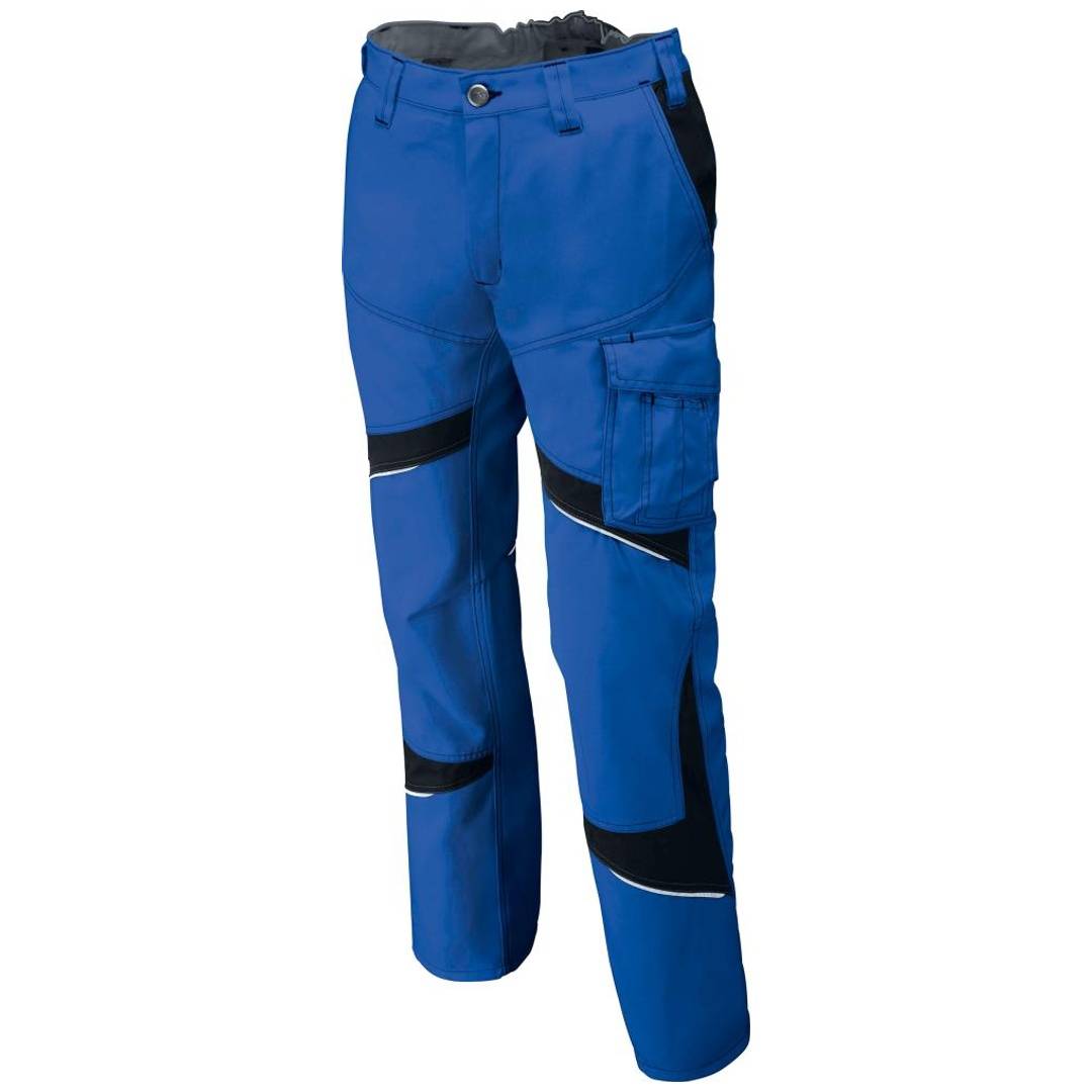 Blaue Arbeitshose mit schwarzen Akzenten und einer Cargotasche, dargestellt auf weißem Hintergrund.