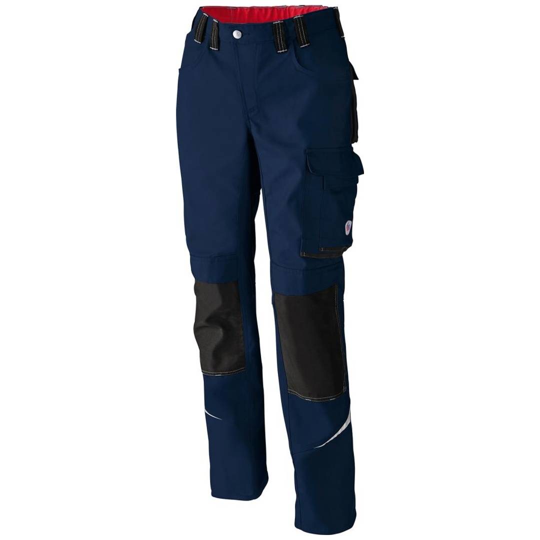 Blaue Arbeitshosen mit schwarzen verstärkten Knieschonern, Cargotaschen und einem roten Bund auf weißem Hintergrund.