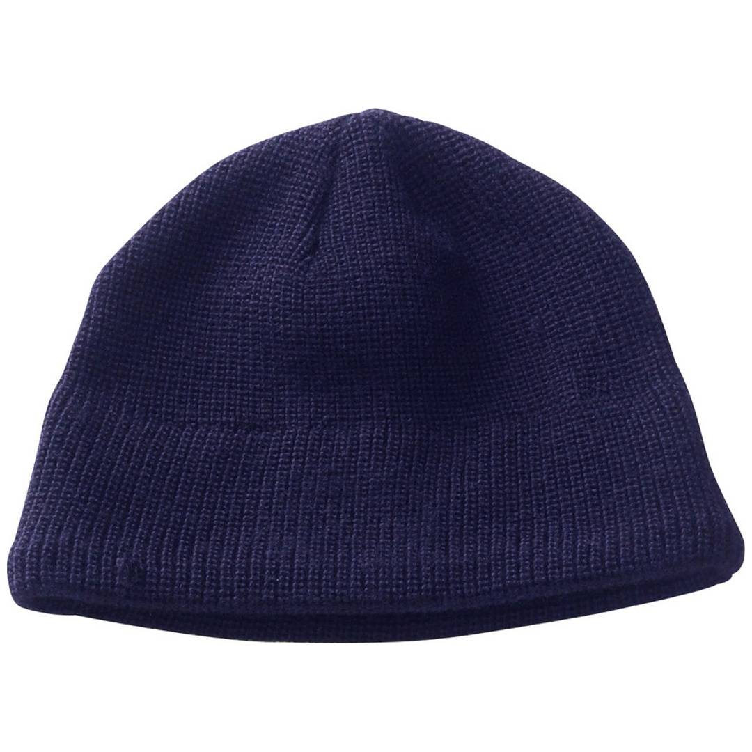 Dunkelblaue Strickmütze auf einfachem weißem Hintergrund, frontal dargestellt.