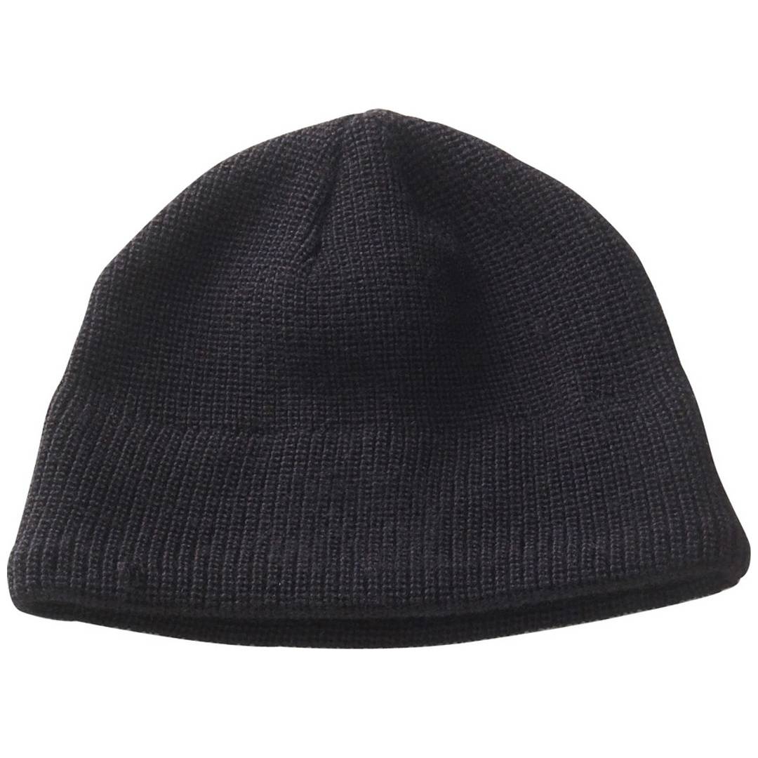 Schwarze Strickmütze auf weißem Hintergrund.