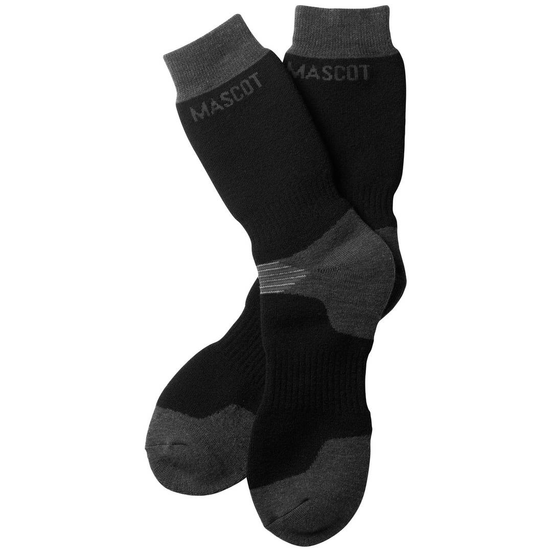 Paar schwarze und graue MASCOT-Socken mit verstärkter Ferse und Zehe, überkreuzt auf weißem Hintergrund dargestellt.