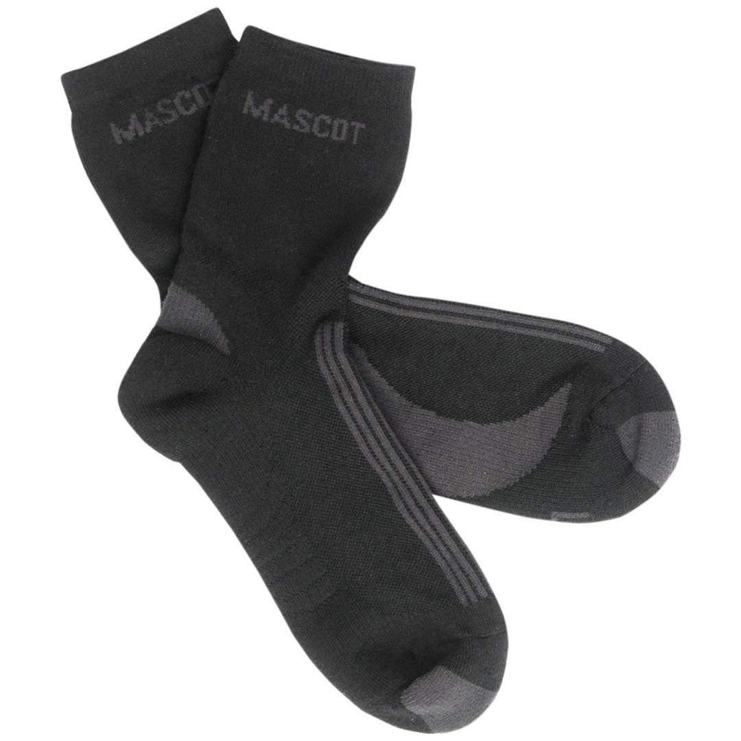 Schwarze MASCOT-Knöchelsocken mit grauen Akzenten, gekreuzt auf weißem Hintergrund dargestellt.