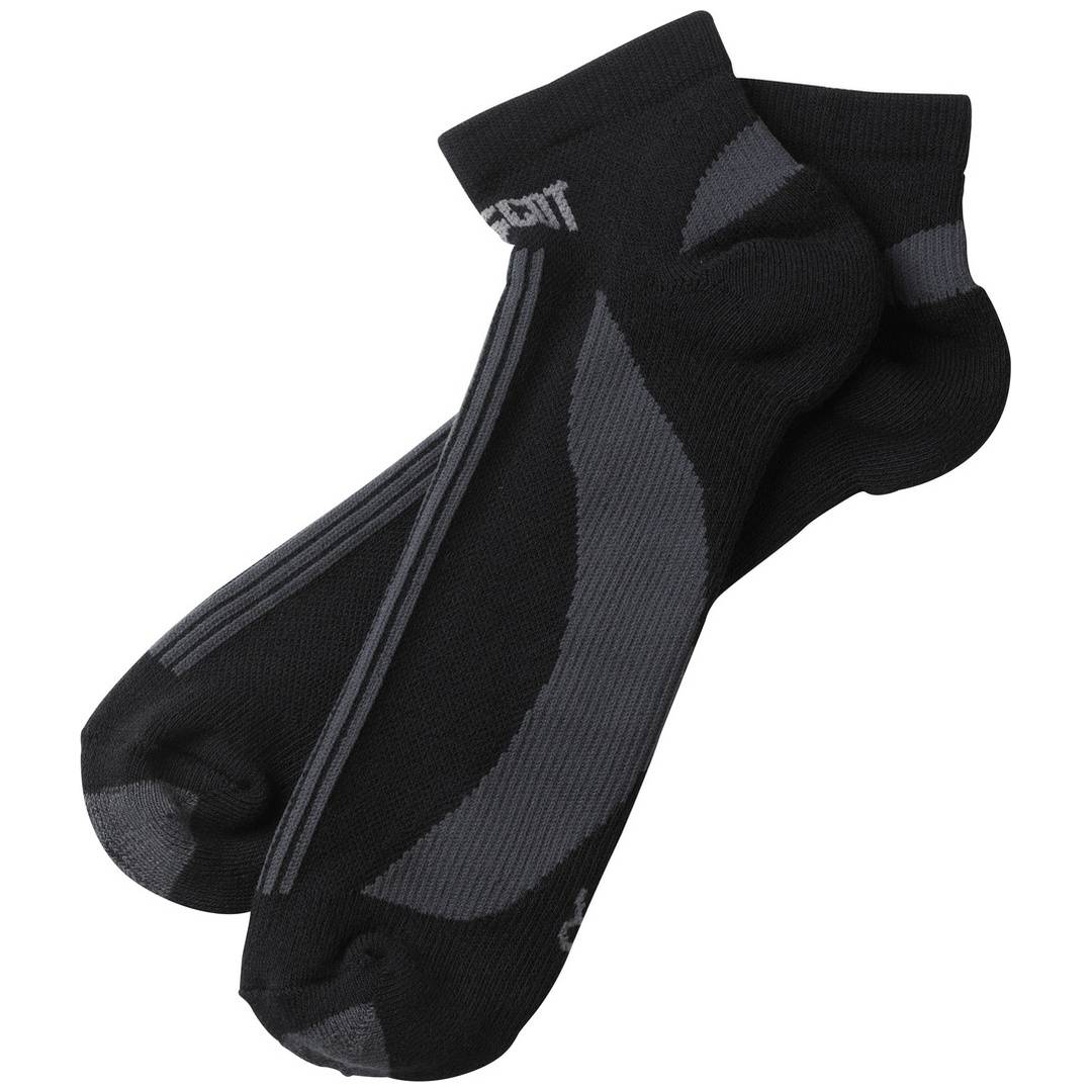 Schwarze Knöchelsocken mit grauen Streifen und verstärkter Ferse und Spitze, gezeigt auf weißem Hintergrund.