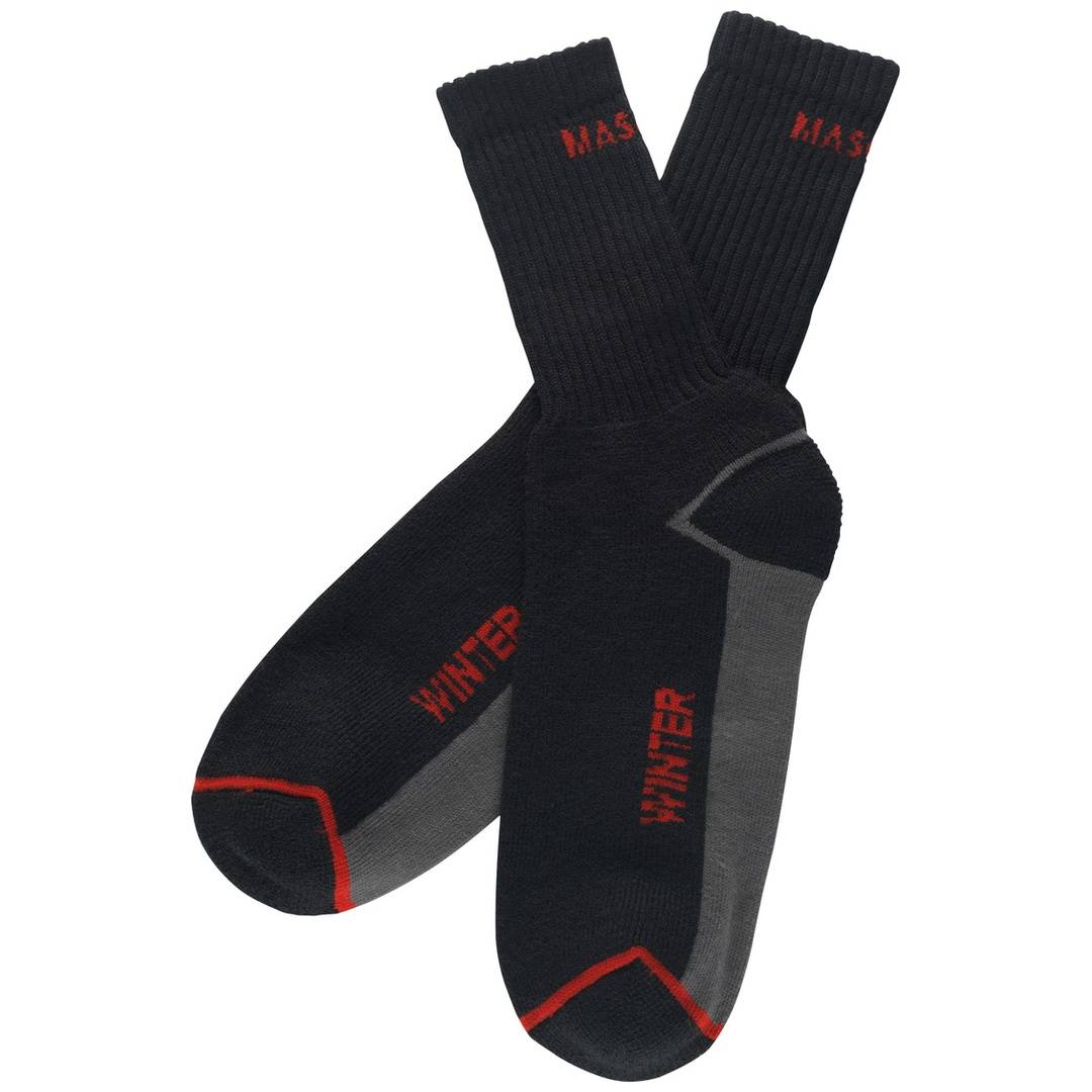 Paar schwarze Crew-Socken mit roten und grauen Akzenten, überkreuzt auf weißem Hintergrund dargestellt.