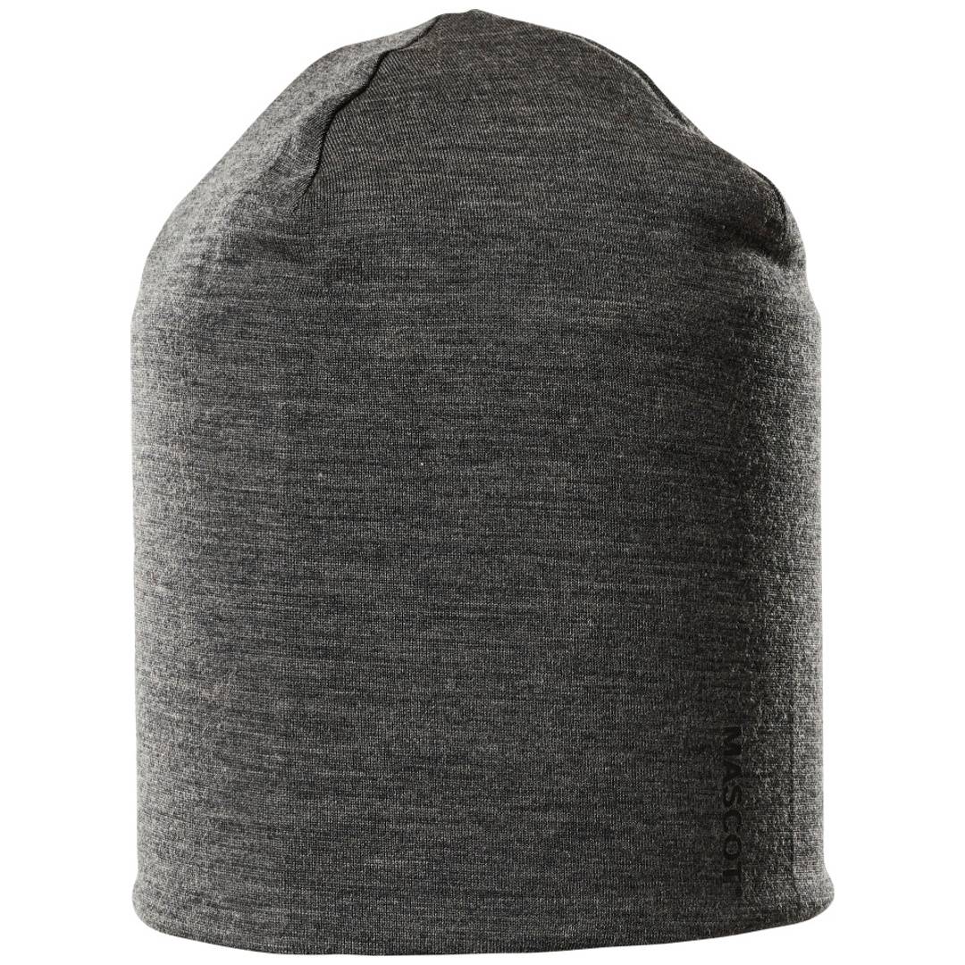 Dunkelgraue gestrickte Mütze mit einem kleinen vertikalen 'MASCOT'-Logo in der Nähe der unteren rechten Kante.