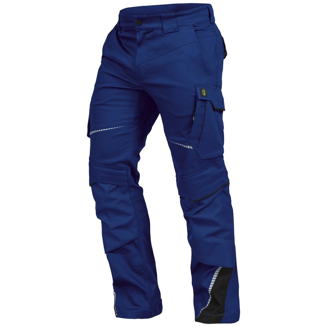 Blaue Arbeitscargo-Hosen mit mehreren Taschen und verstärkten Unterschenkeln, isoliert auf weißem Hintergrund dargestellt.