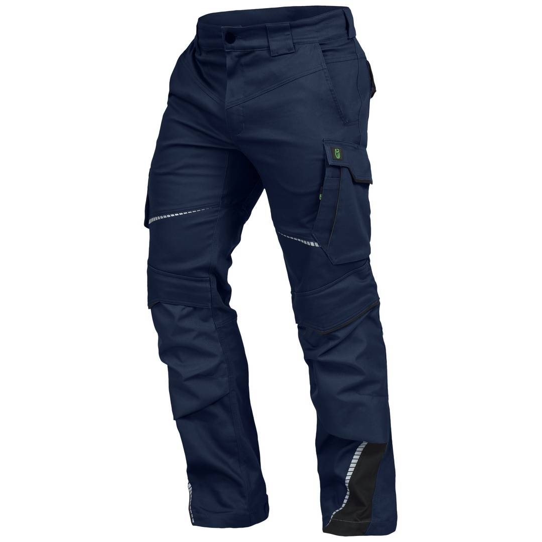 Marineblau Cargo-Arbeitshosen mit verstärkten Knien, reflektierenden Akzenten und mehreren Taschen auf weißem Hintergrund.