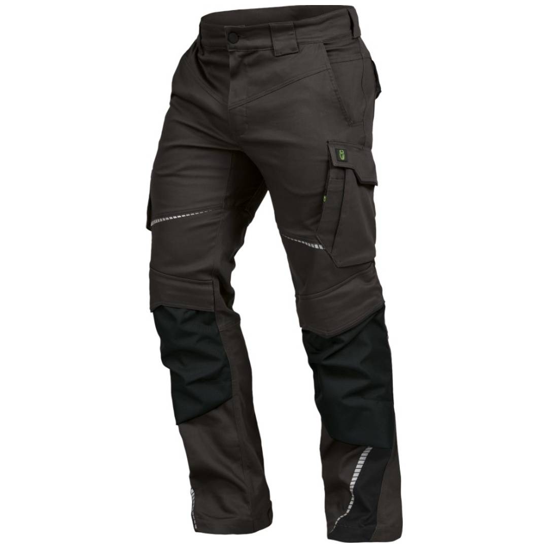 Schwarze Arbeitshosen für Frachtarbeiten mit verstärkten Knien, reflektierenden Streifen und mehreren Taschen auf weißem Hintergrund.