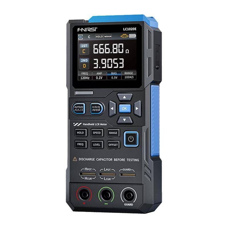 Tragbares FNIRSI LC1020E LCR-Messgerät zeigt Widerstands- und Sekundärmessungswerte auf seinem digitalen Display.