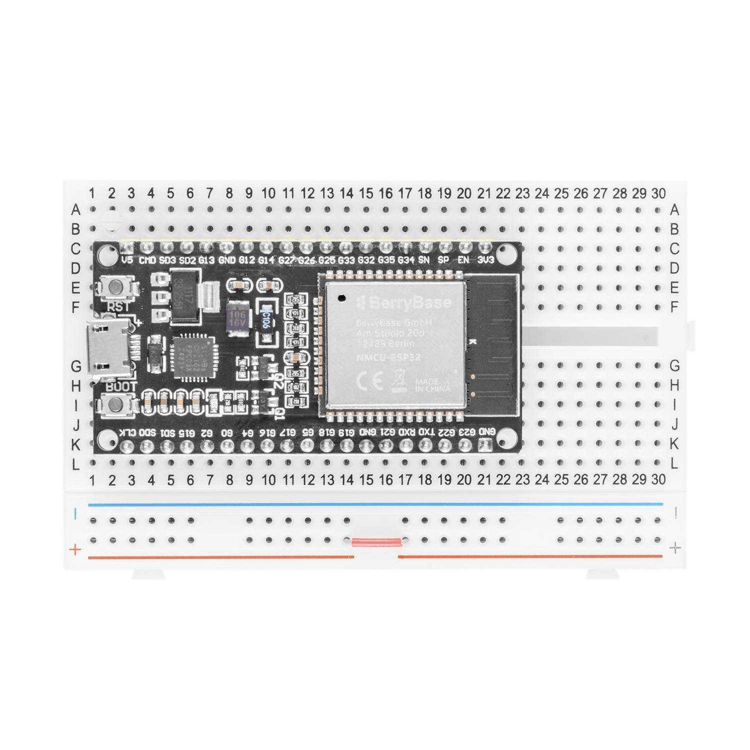 ESP32-Entwicklungsplatine auf einem Steckbrett montiert, mit beschrifteten Pin-Kopfleisten und einem integrierten Metallschutzmodul.