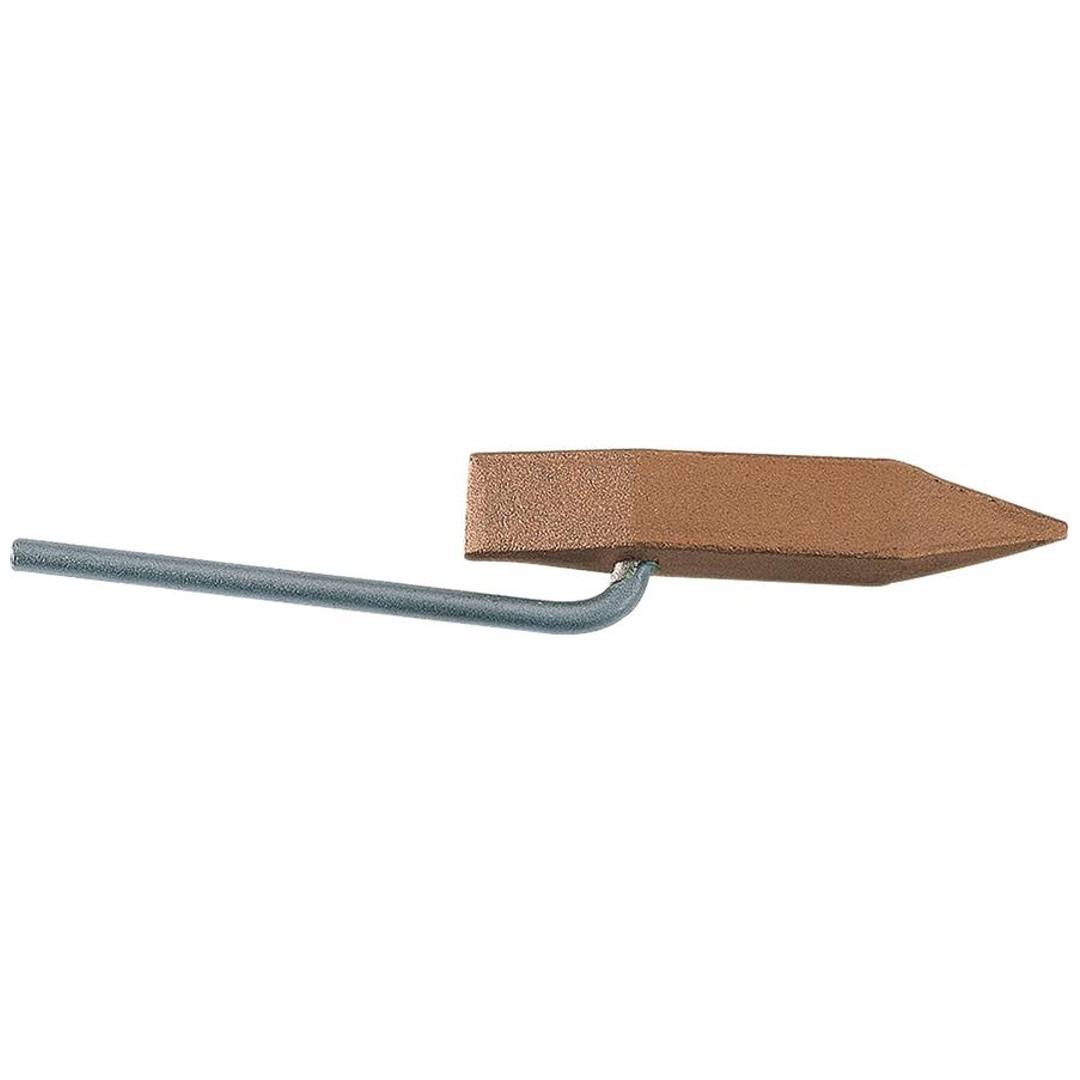 Nahaufnahme eines braunen spitzen Werkzeugkopfs, der an einer Metallstange befestigt ist, gezeigt auf weißem Hintergrund.