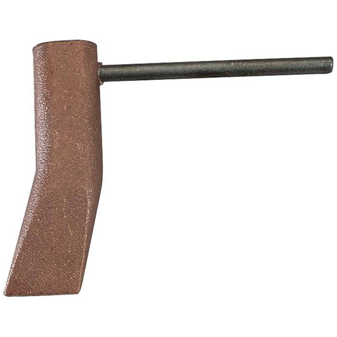 Brauner Metallhammerkopf mit langem horizontalem Griff oder Schaft auf weißem Hintergrund.