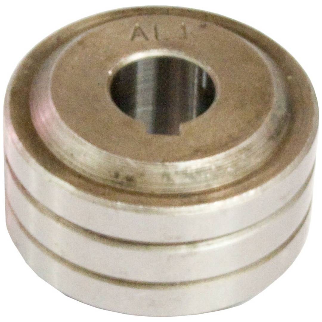 Eine Nahaufnahme eines Metalllagers oder einer Rolle mit einem zentralen Loch und gerillten äußeren Ringen auf einfachem Hintergrund.