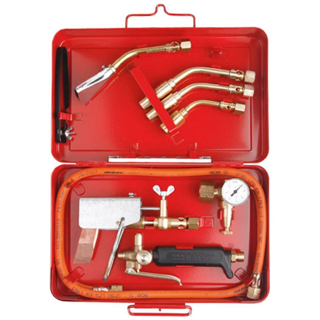 Offener roter Metallkasten mit Autogen-Schneid- und Schweißausrüstung, bestehend aus Schläuchen, Brennerdüsen, Druckregler, Manometer und Griff