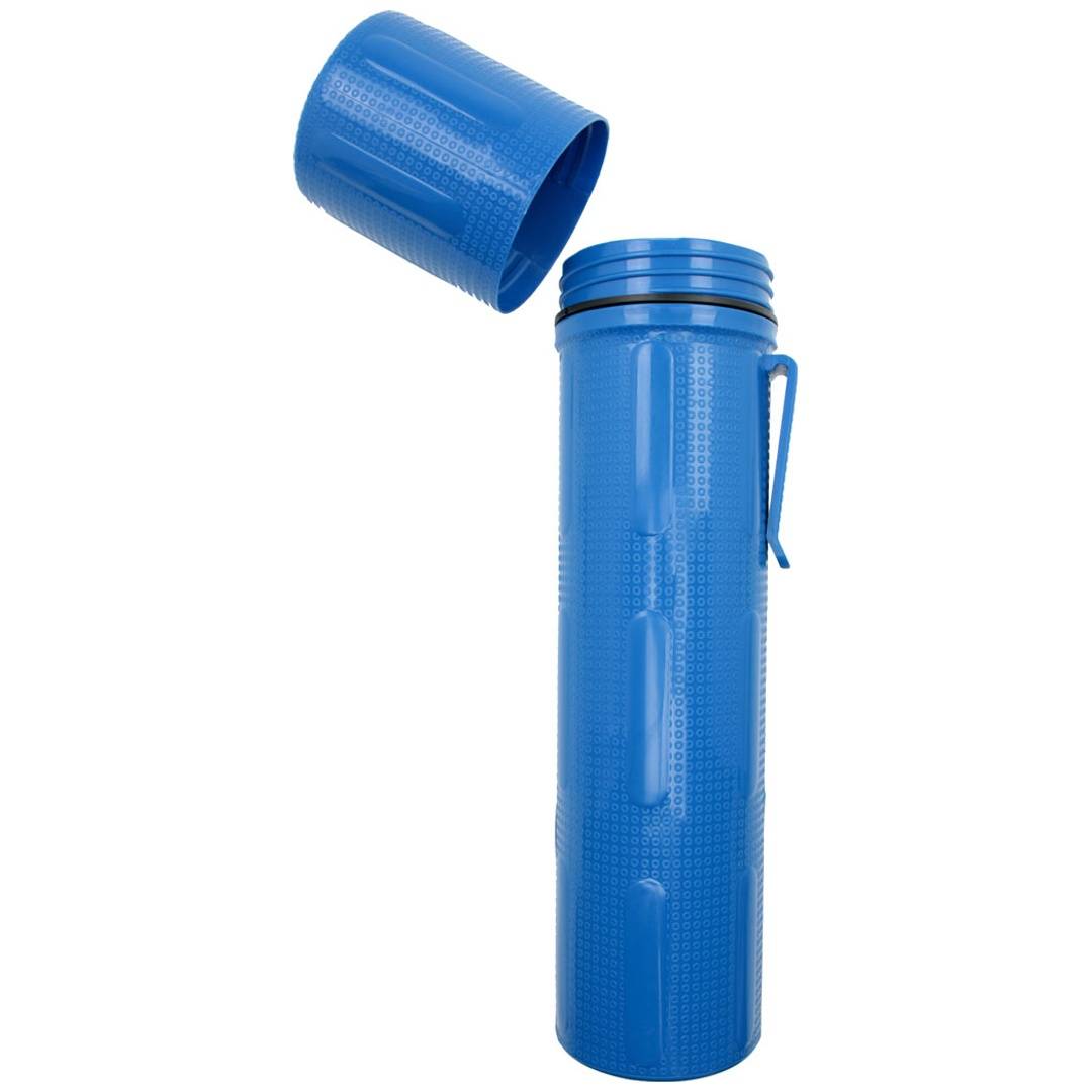 Blauer zylindrischer Thermobehälter mit abgenommenem Schraubdeckel-Becher, der über ihm auf weißem Hintergrund schwebt.