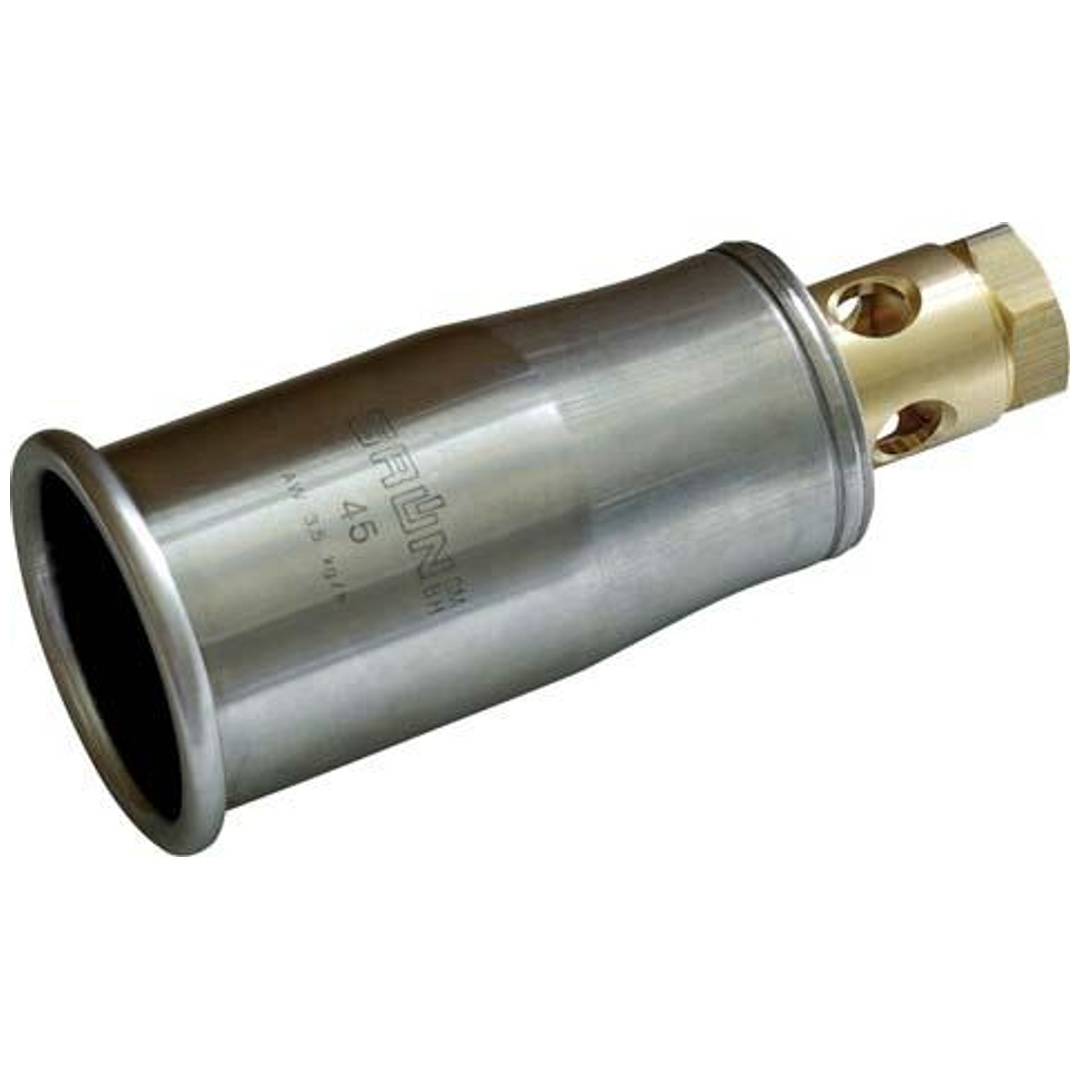 Metallische zylindrische Industriedüse oder Sprühspitze mit ausgestellter Öffnung und Messingverbinder auf weißem Hintergrund.