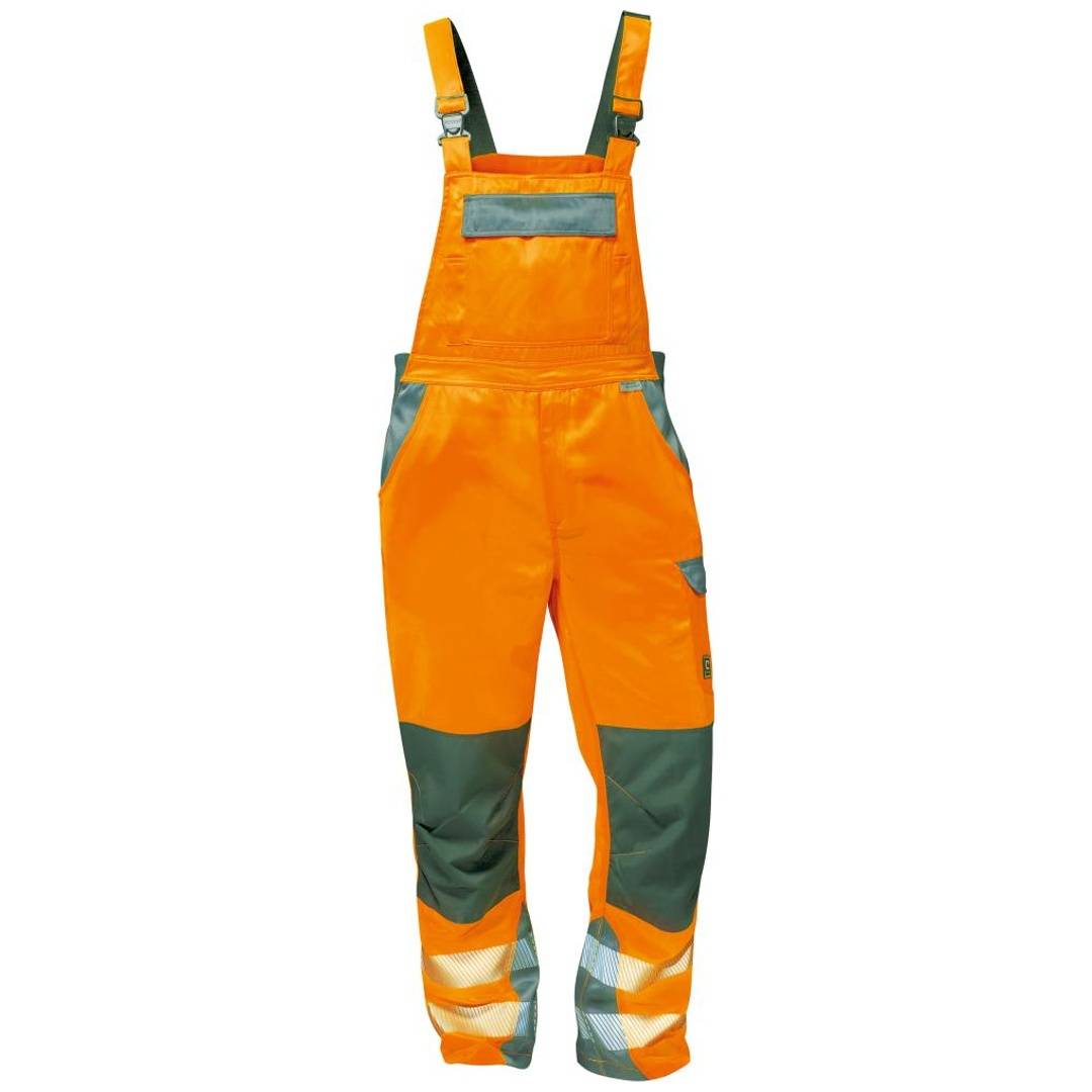 Orange Hochsichtbarkeitslatzoveralls mit reflektierenden Bändern und graugrünen Akzenten, frontal auf weißem Hintergrund dargestellt.