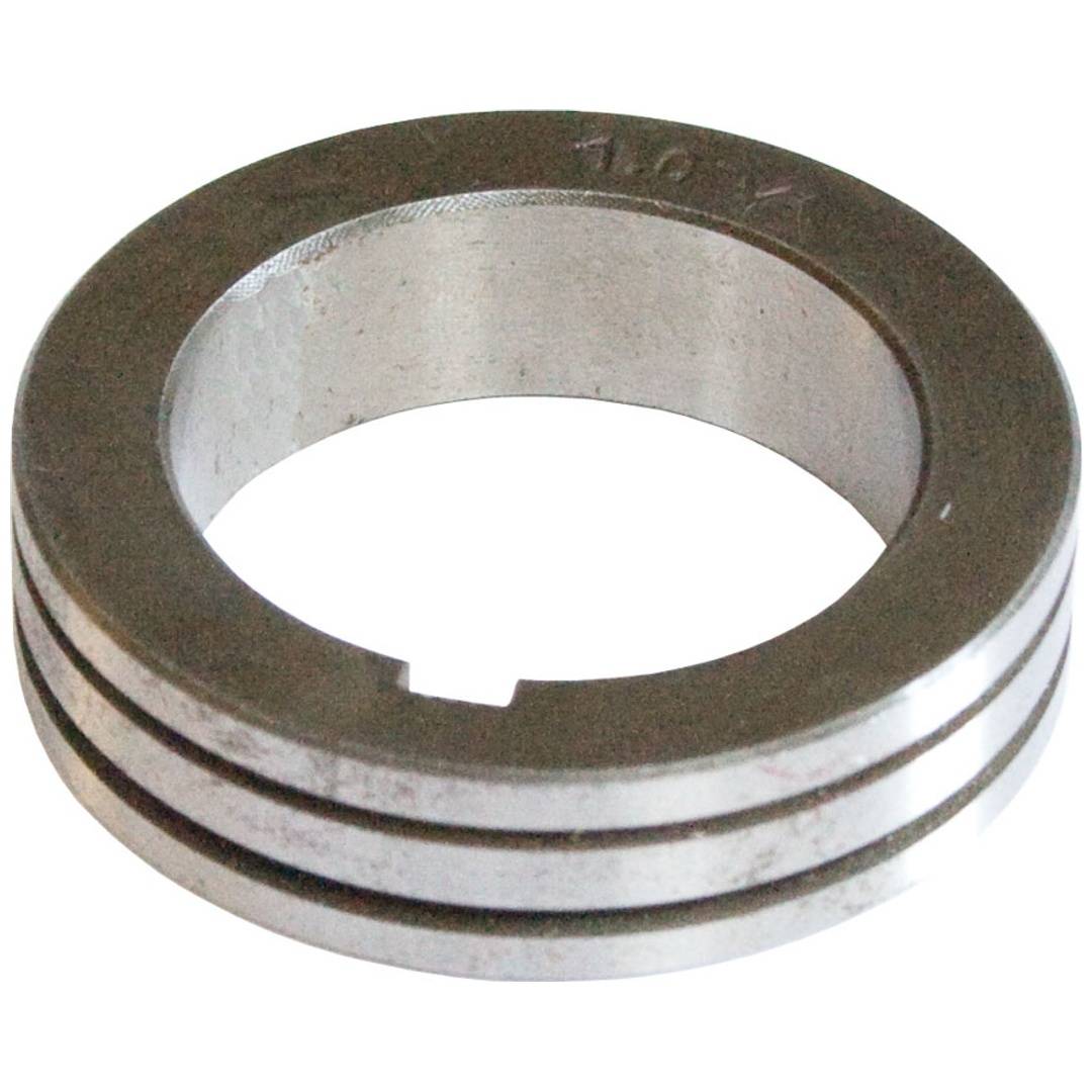 Ein metallischer ring-förmiger Unterlegscheibe oder Abstandhalter mit drei Rillen und einer kleinen Kerbe, gezeigt auf weißem Hintergrund.
