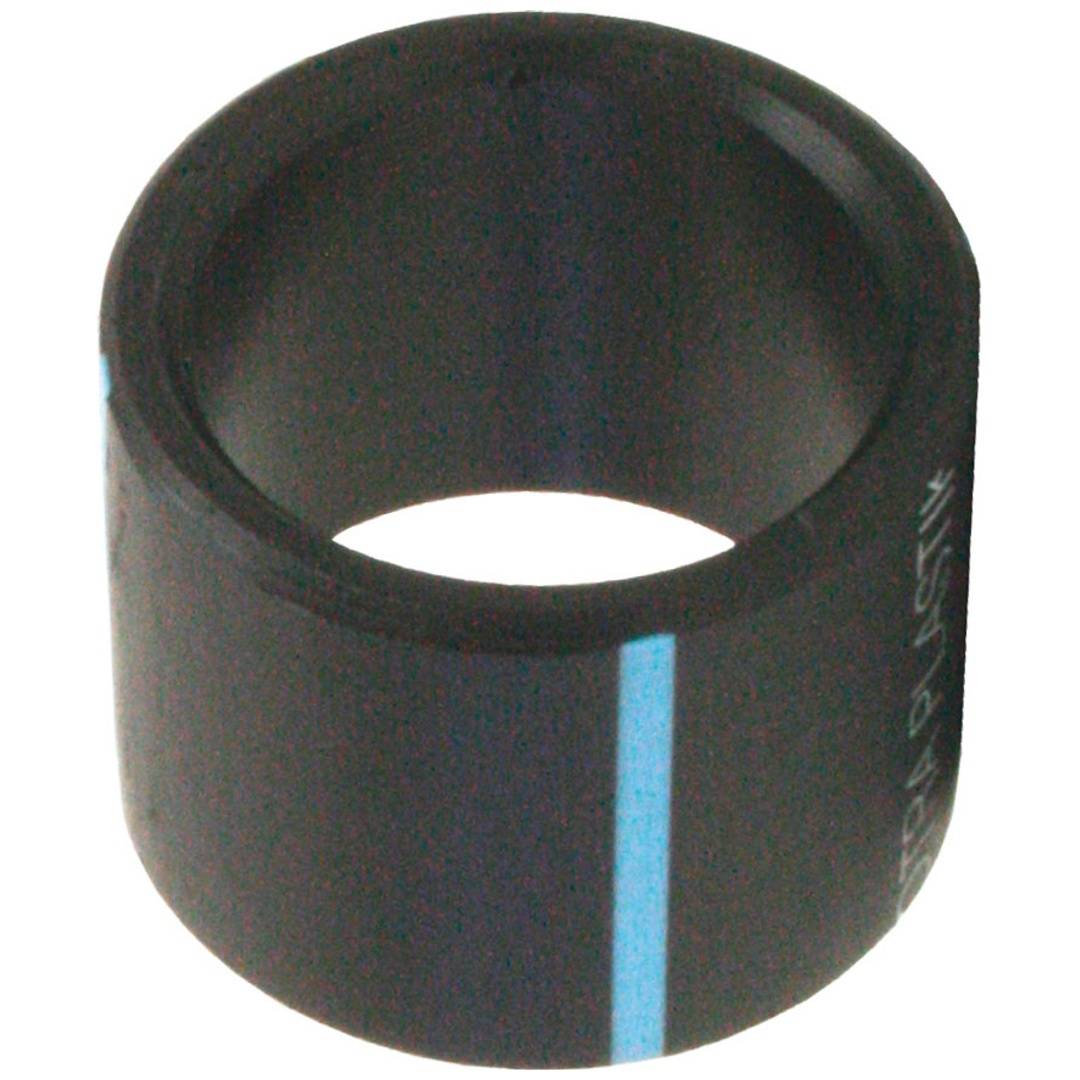 Schwarzer zylindrischer Ring mit einem vertikalen blauen Streifen, gezeigt vor weißem Hintergrund.
