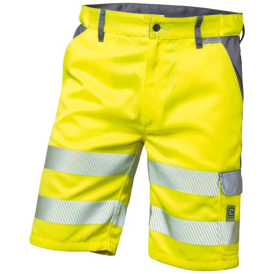 Hochsichtbare neongelbe Arbeitshorts mit reflektierenden silbernen Streifen, grauer Einfassung und seitlicher Cargotasche auf weißem Hintergrund.