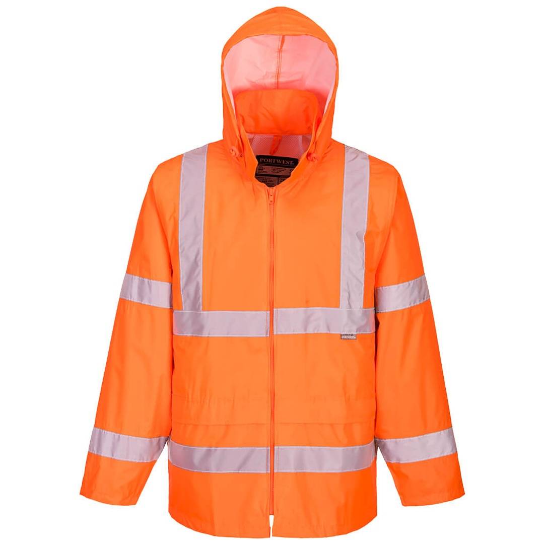 Orange leuchtend-orangefarbene Warnschutzjacke mit Kapuze und reflektierenden silbernen Streifen auf der Brust, den Armen und der Taille, in Vorderansicht auf weißem Hintergrund dargestellt.